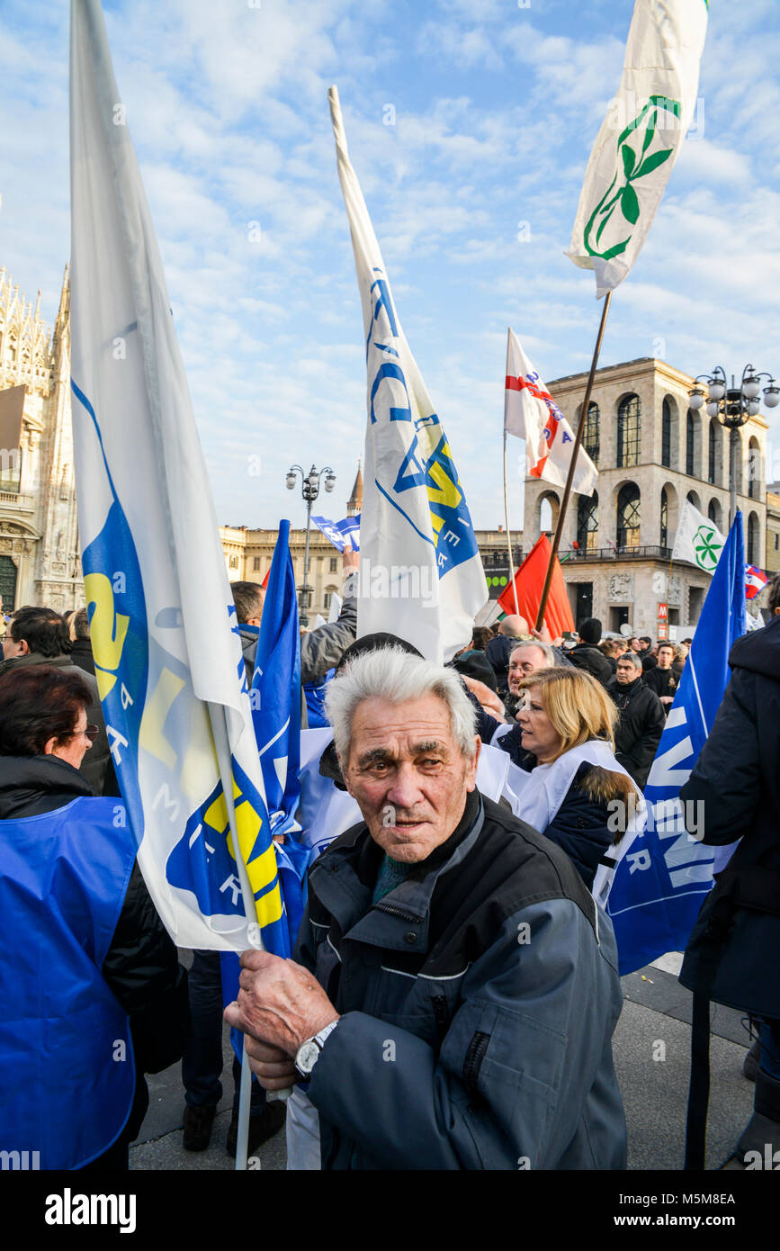 Milano, Italia - Feb 24, 2018: lontano-ala destra partito politico sostenitori, Lega Nord, stadio un rally a Piazza Duomo a Milano dove il partito della leader Matteo Salvini ha parlato davanti a della settimana prossima elezione generale. Il gruppo di estrema destra precedentemente noto come la Lega Nord è parte dell' ex Primo ministro Silvio Berlusconi a destra coalizione, insieme con i fratelli d'Italia. Italia intensificato la sicurezza per le dimostrazioni di massa da lontano a destra e gruppi antifascisti in tutto il paese Foto Stock
