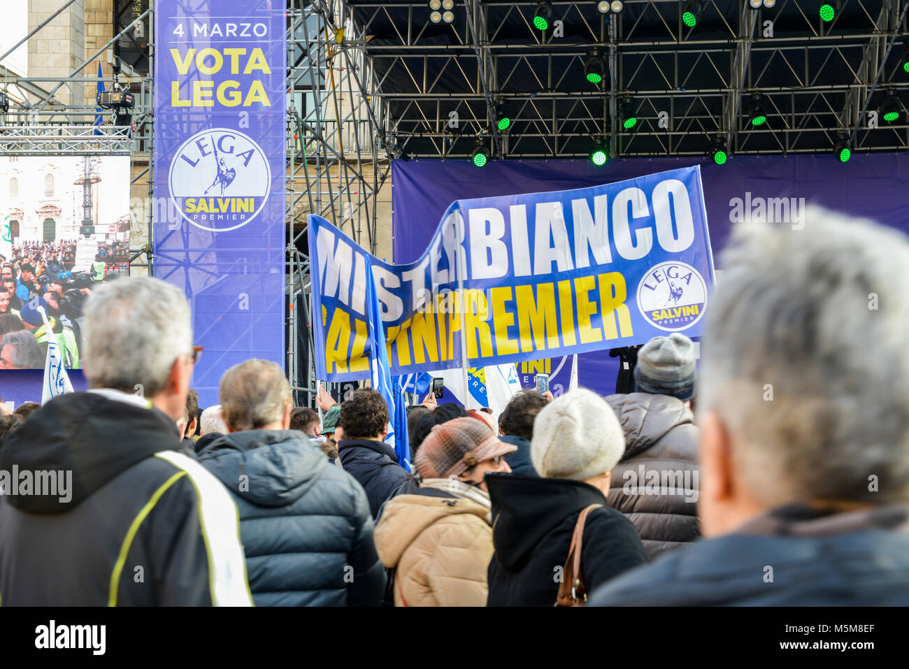 Milano, Italia - Feb 24, 2018: lontano-ala destra partito politico sostenitori, Lega Nord, stadio un rally a Piazza Duomo a Milano dove il partito della leader Matteo Salvini ha parlato davanti a della settimana prossima elezione generale. Il gruppo di estrema destra precedentemente noto come la Lega Nord è parte dell' ex Primo ministro Silvio Berlusconi a destra coalizione, insieme con i fratelli d'Italia. Italia intensificato la sicurezza per le dimostrazioni di massa da lontano a destra e gruppi antifascisti in tutto il paese Foto Stock