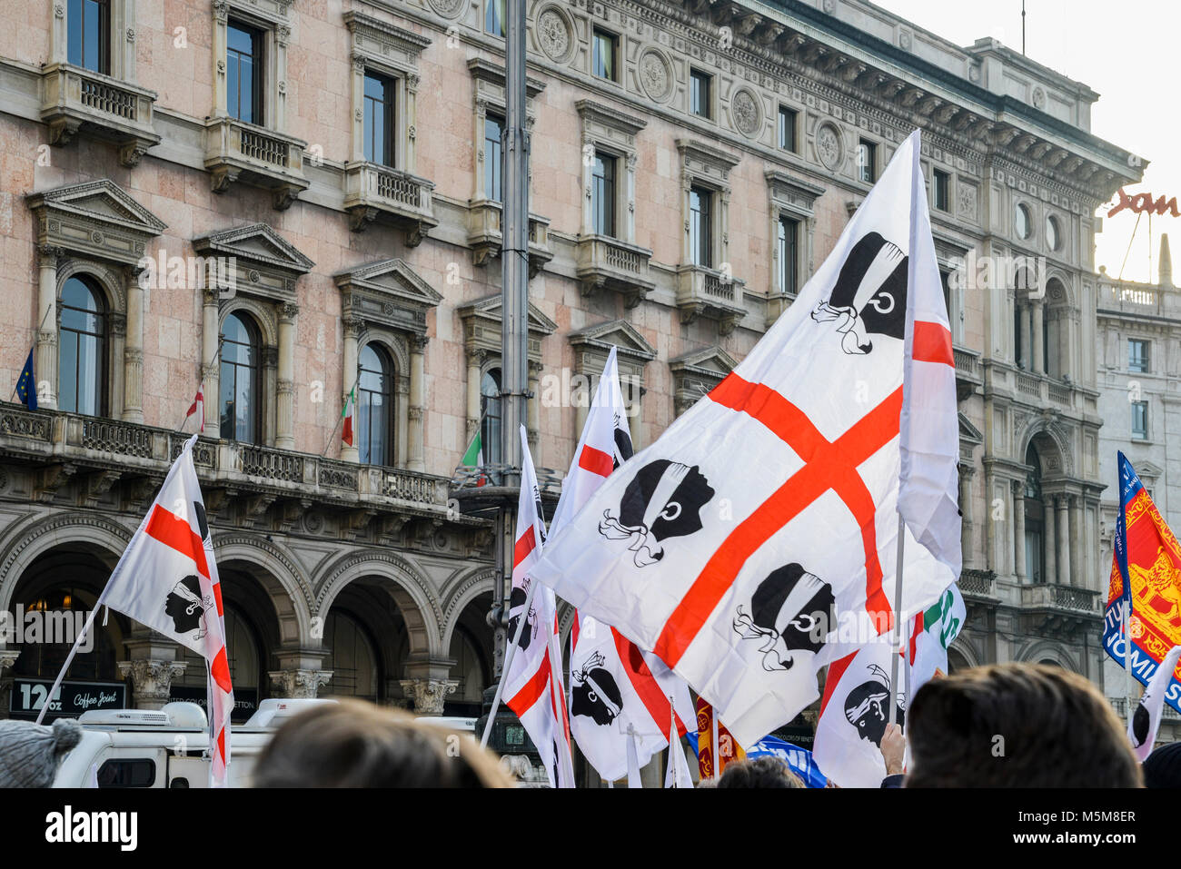 Milano, Italia - Feb 24, 2018: lontano-ala destra partito politico sostenitori, Lega Nord, stadio un rally a Piazza Duomo a Milano dove il partito della leader Matteo Salvini ha parlato davanti a della settimana prossima elezione generale. Il gruppo di estrema destra precedentemente noto come la Lega Nord è parte dell' ex Primo ministro Silvio Berlusconi a destra coalizione, insieme con i fratelli d'Italia. Italia intensificato la sicurezza per le dimostrazioni di massa da lontano a destra e gruppi antifascisti in tutto il paese Foto Stock