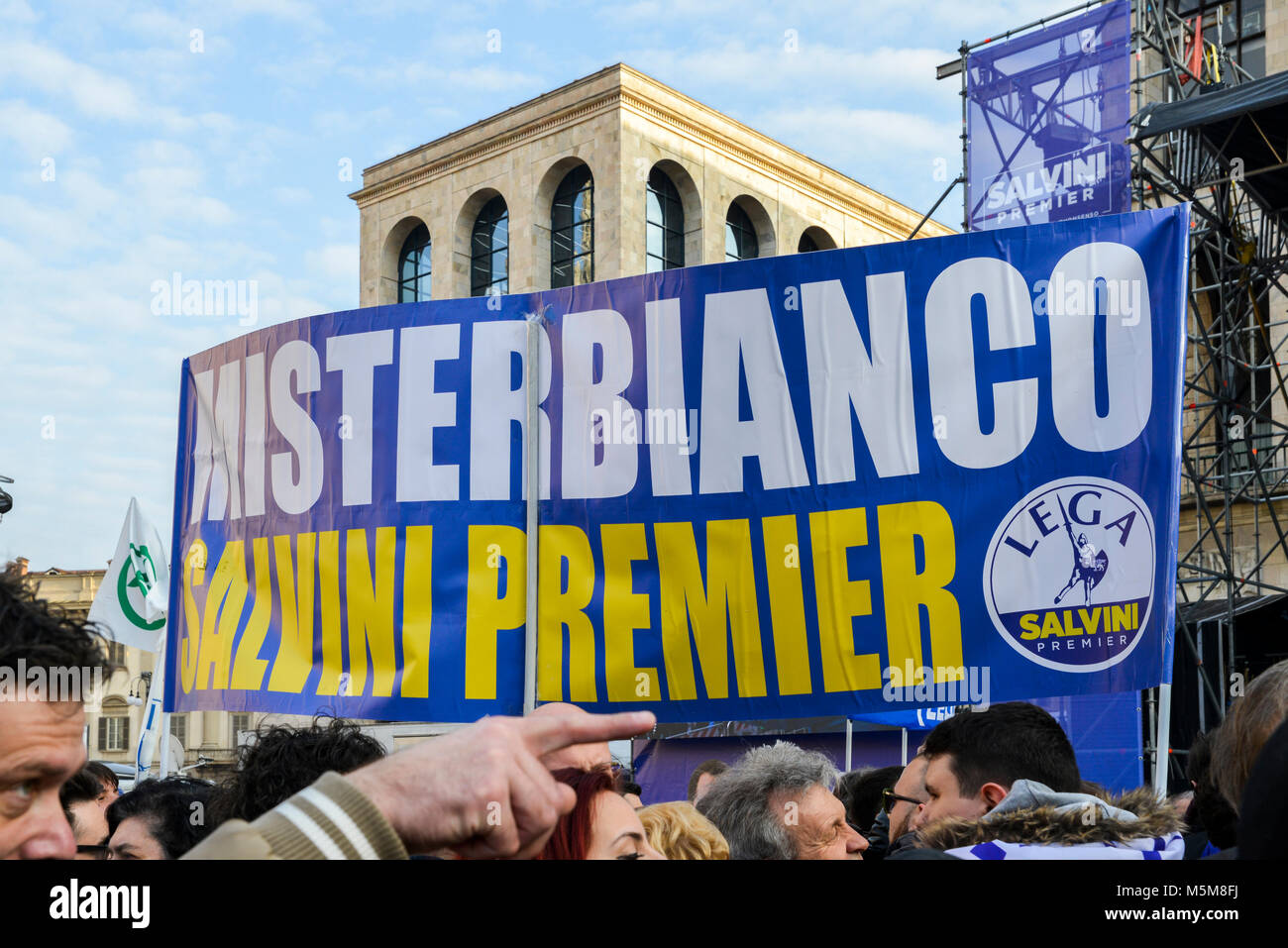 Milano, Italia - Feb 24, 2018: lontano-ala destra partito politico sostenitori, Lega Nord, stadio un rally a Piazza Duomo a Milano dove il partito della leader Matteo Salvini ha parlato davanti a della settimana prossima elezione generale. Il gruppo di estrema destra precedentemente noto come la Lega Nord è parte dell' ex Primo ministro Silvio Berlusconi a destra coalizione, insieme con i fratelli d'Italia. Italia intensificato la sicurezza per le dimostrazioni di massa da lontano a destra e gruppi antifascisti in tutto il paese Foto Stock