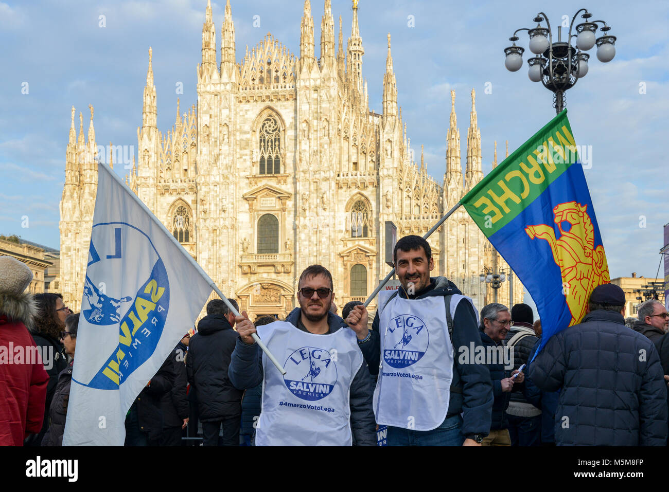 Milano, Italia - Feb 24, 2018: lontano-ala destra partito politico sostenitori, Lega Nord, stadio un rally a Piazza Duomo a Milano dove il partito della leader Matteo Salvini ha parlato davanti a della settimana prossima elezione generale. Il gruppo di estrema destra precedentemente noto come la Lega Nord è parte dell' ex Primo ministro Silvio Berlusconi a destra coalizione, insieme con i fratelli d'Italia. Italia intensificato la sicurezza per le dimostrazioni di massa da lontano a destra e gruppi antifascisti in tutto il paese Foto Stock