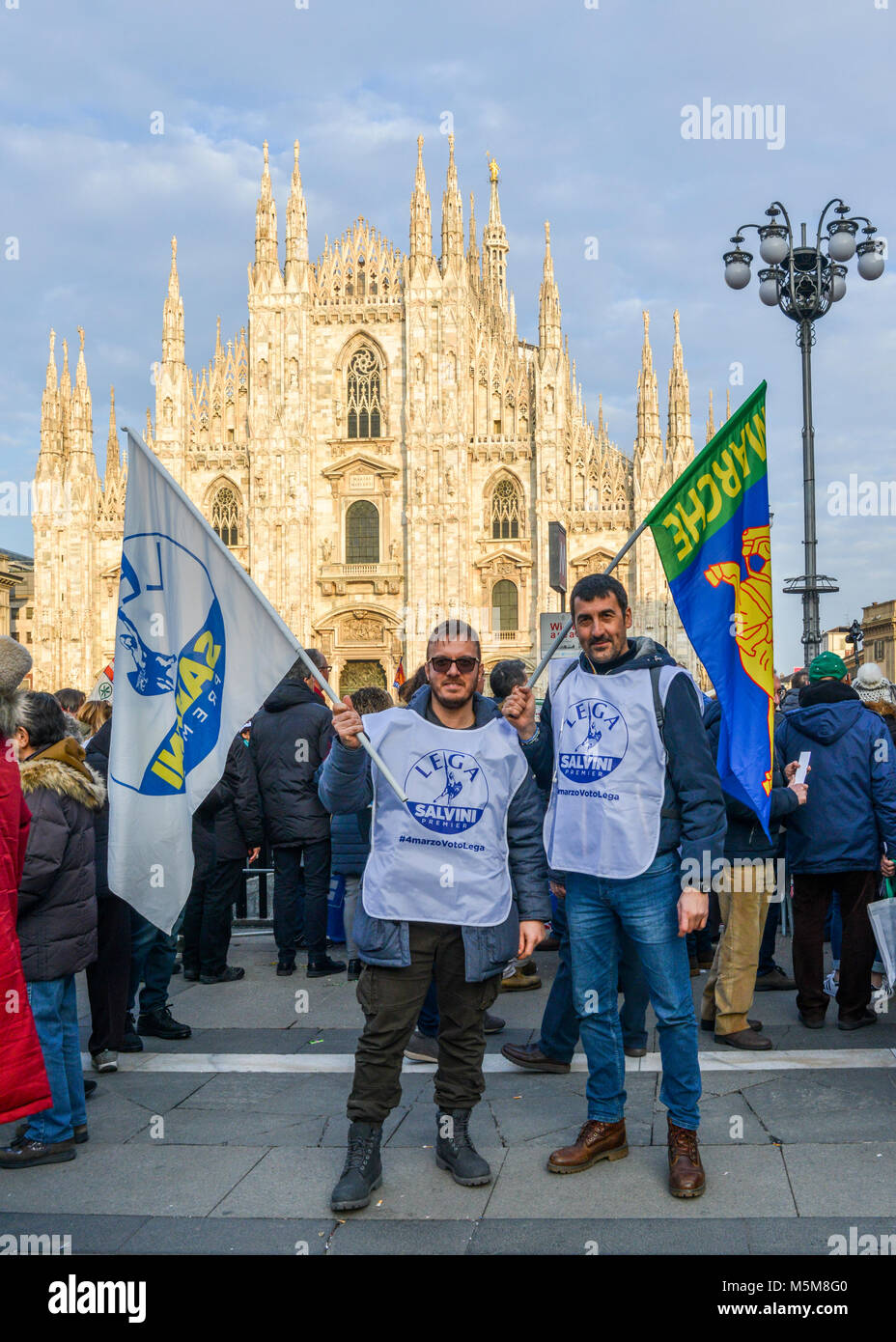 Milano, Italia - Feb 24, 2018: lontano-ala destra partito politico sostenitori, Lega Nord, stadio un rally a Piazza Duomo a Milano dove il partito della leader Matteo Salvini ha parlato davanti a della settimana prossima elezione generale. Il gruppo di estrema destra precedentemente noto come la Lega Nord è parte dell' ex Primo ministro Silvio Berlusconi a destra coalizione, insieme con i fratelli d'Italia. Italia intensificato la sicurezza per le dimostrazioni di massa da lontano a destra e gruppi antifascisti in tutto il paese Foto Stock
