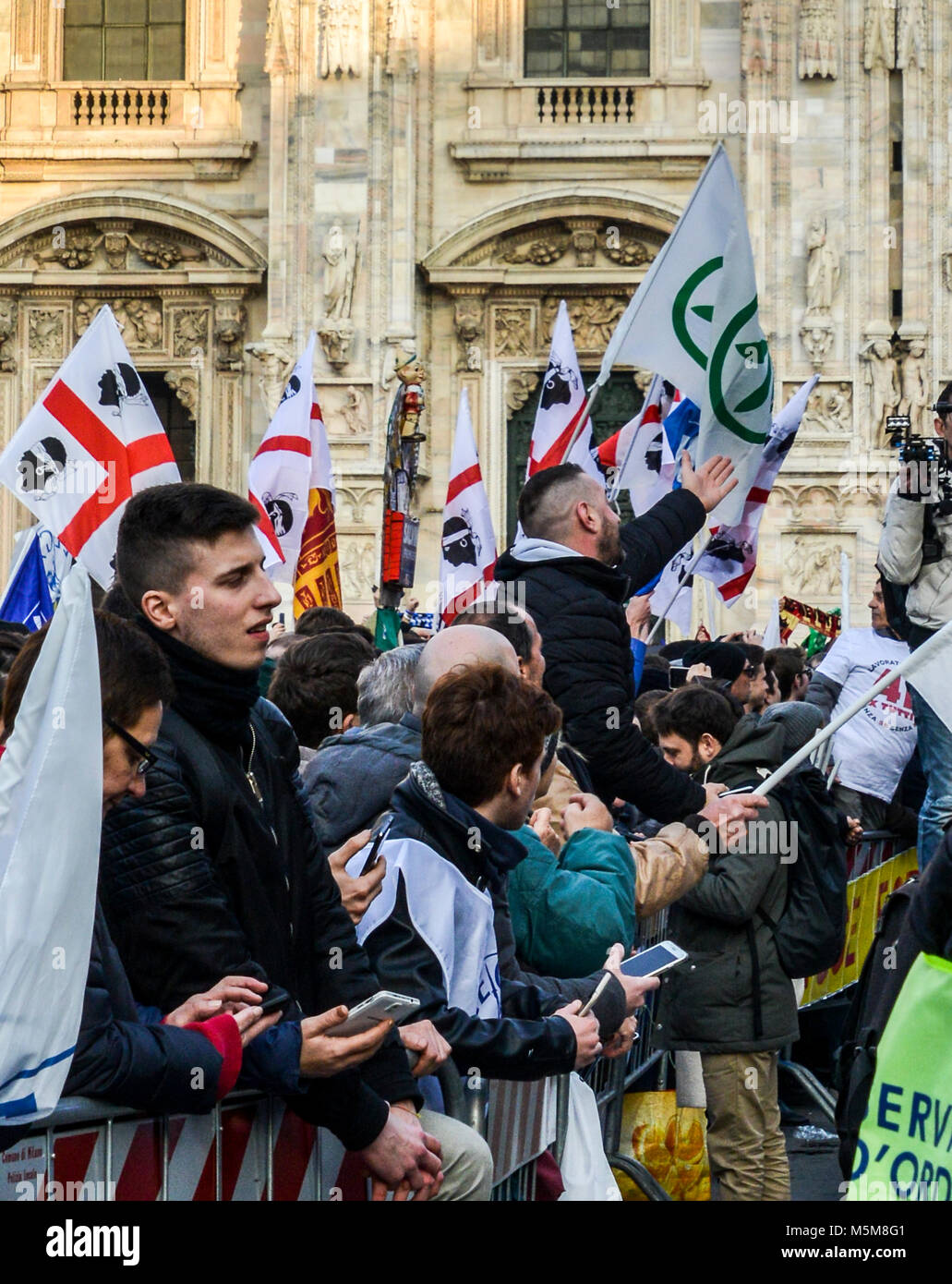 Milano, Italia - Feb 24, 2018: lontano-ala destra partito politico sostenitori, Lega Nord, stadio un rally a Piazza Duomo a Milano dove il partito della leader Matteo Salvini ha parlato davanti a della settimana prossima elezione generale. Il gruppo di estrema destra precedentemente noto come la Lega Nord è parte dell' ex Primo ministro Silvio Berlusconi a destra coalizione, insieme con i fratelli d'Italia. Italia intensificato la sicurezza per le dimostrazioni di massa da lontano a destra e gruppi antifascisti in tutto il paese Foto Stock