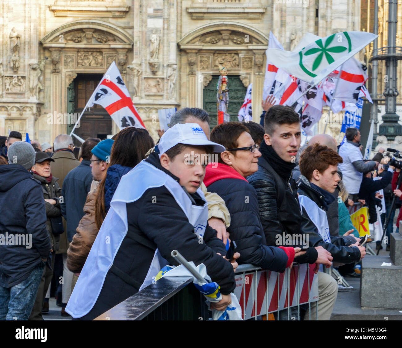 Milano, Italia - Feb 24, 2018: lontano-ala destra partito politico sostenitori, Lega Nord, stadio un rally a Piazza Duomo a Milano dove il partito della leader Matteo Salvini ha parlato davanti a della settimana prossima elezione generale. Il gruppo di estrema destra precedentemente noto come la Lega Nord è parte dell' ex Primo ministro Silvio Berlusconi a destra coalizione, insieme con i fratelli d'Italia. Italia intensificato la sicurezza per le dimostrazioni di massa da lontano a destra e gruppi antifascisti in tutto il paese Foto Stock