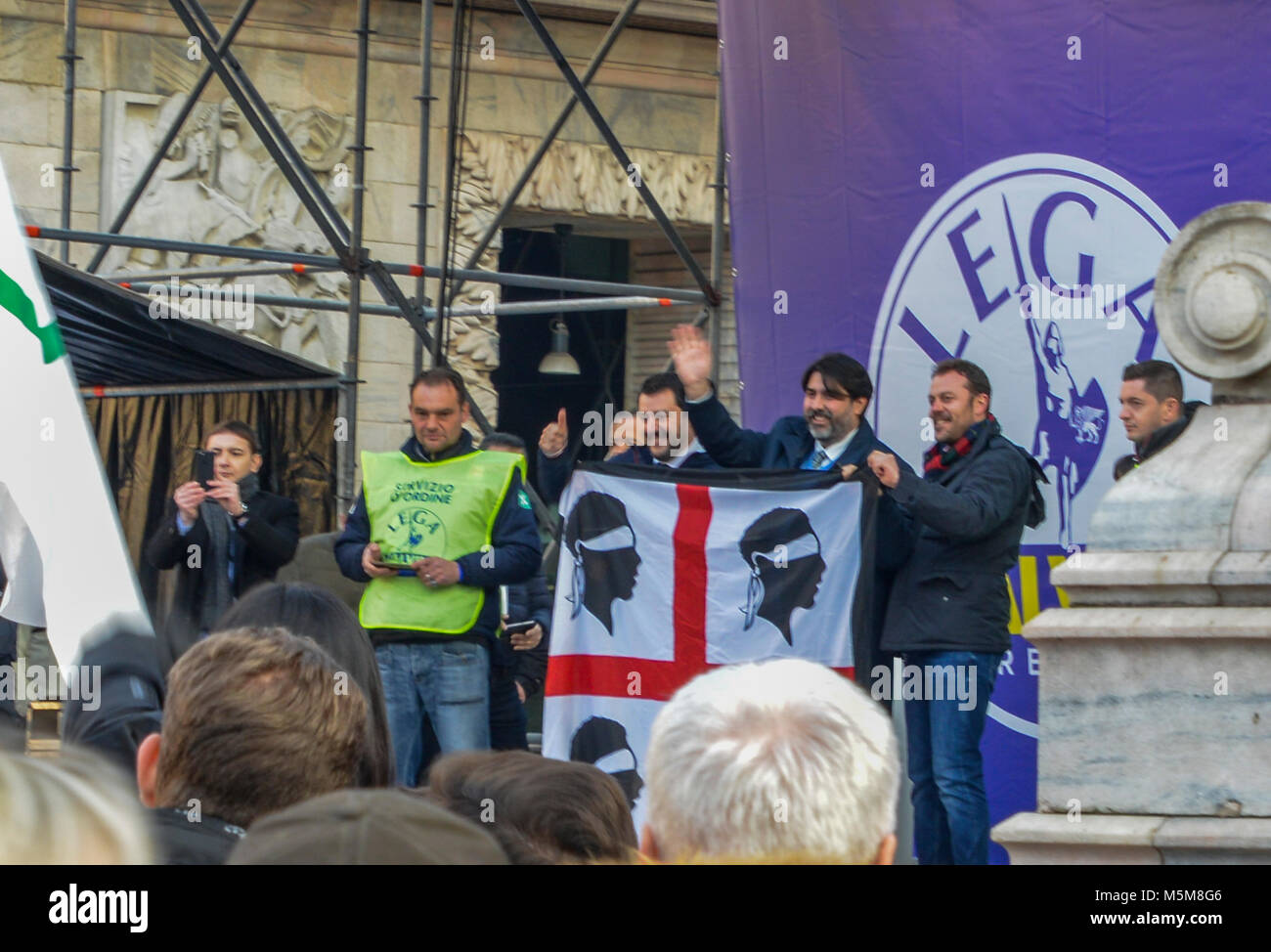 Milano, Italia - Feb 24, 2018: lontano-ala destra partito politico sostenitori, Lega Nord, stadio un rally a Piazza Duomo a Milano dove il partito della leader Matteo Salvini ha parlato davanti a della settimana prossima elezione generale. Il gruppo di estrema destra precedentemente noto come la Lega Nord è parte dell' ex Primo ministro Silvio Berlusconi a destra coalizione, insieme con i fratelli d'Italia. Italia intensificato la sicurezza per le dimostrazioni di massa da lontano a destra e gruppi antifascisti in tutto il paese Foto Stock