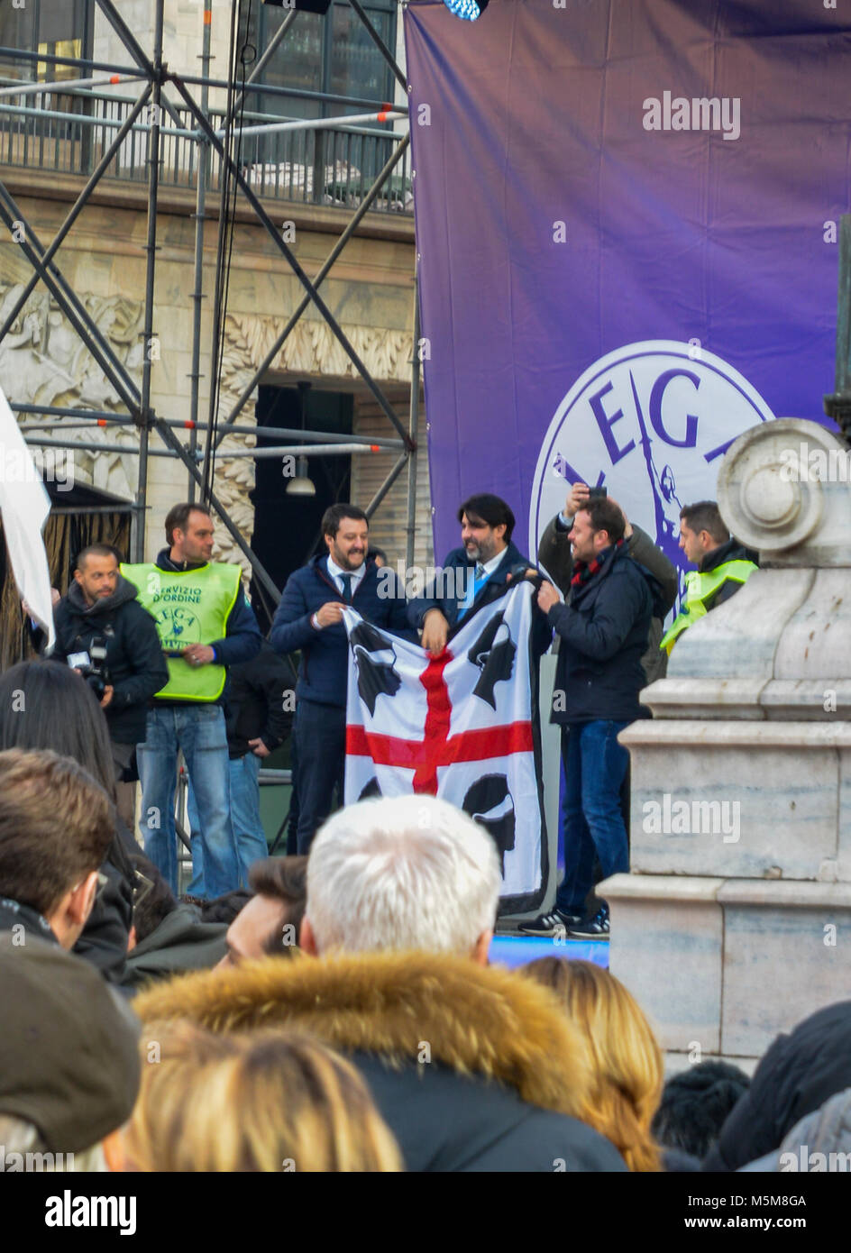 Milano, Italia - Feb 24, 2018: lontano-ala destra partito politico sostenitori, Lega Nord, stadio un rally a Piazza Duomo a Milano dove il partito della leader Matteo Salvini ha parlato davanti a della settimana prossima elezione generale. Il gruppo di estrema destra precedentemente noto come la Lega Nord è parte dell' ex Primo ministro Silvio Berlusconi a destra coalizione, insieme con i fratelli d'Italia. Italia intensificato la sicurezza per le dimostrazioni di massa da lontano a destra e gruppi antifascisti in tutto il paese Foto Stock
