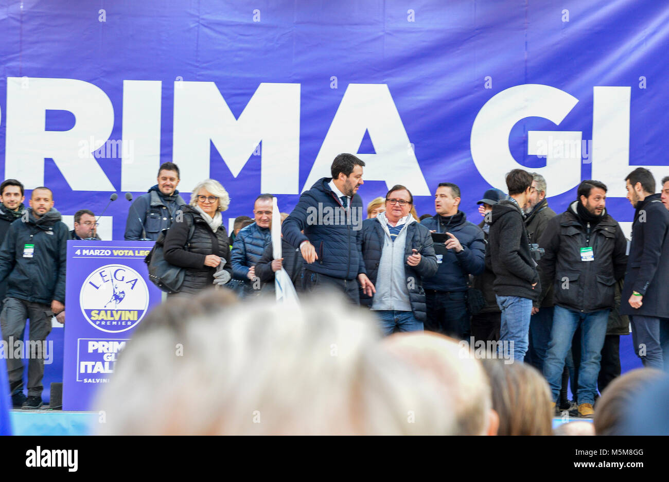 Milano, Italia - Feb 24, 2018: lontano-ala destra partito politico sostenitori, Lega Nord, stadio un rally a Piazza Duomo a Milano dove il partito della leader Matteo Salvini ha parlato davanti a della settimana prossima elezione generale. Il gruppo di estrema destra precedentemente noto come la Lega Nord è parte dell' ex Primo ministro Silvio Berlusconi a destra coalizione, insieme con i fratelli d'Italia. Italia intensificato la sicurezza per le dimostrazioni di massa da lontano a destra e gruppi antifascisti in tutto il paese Foto Stock