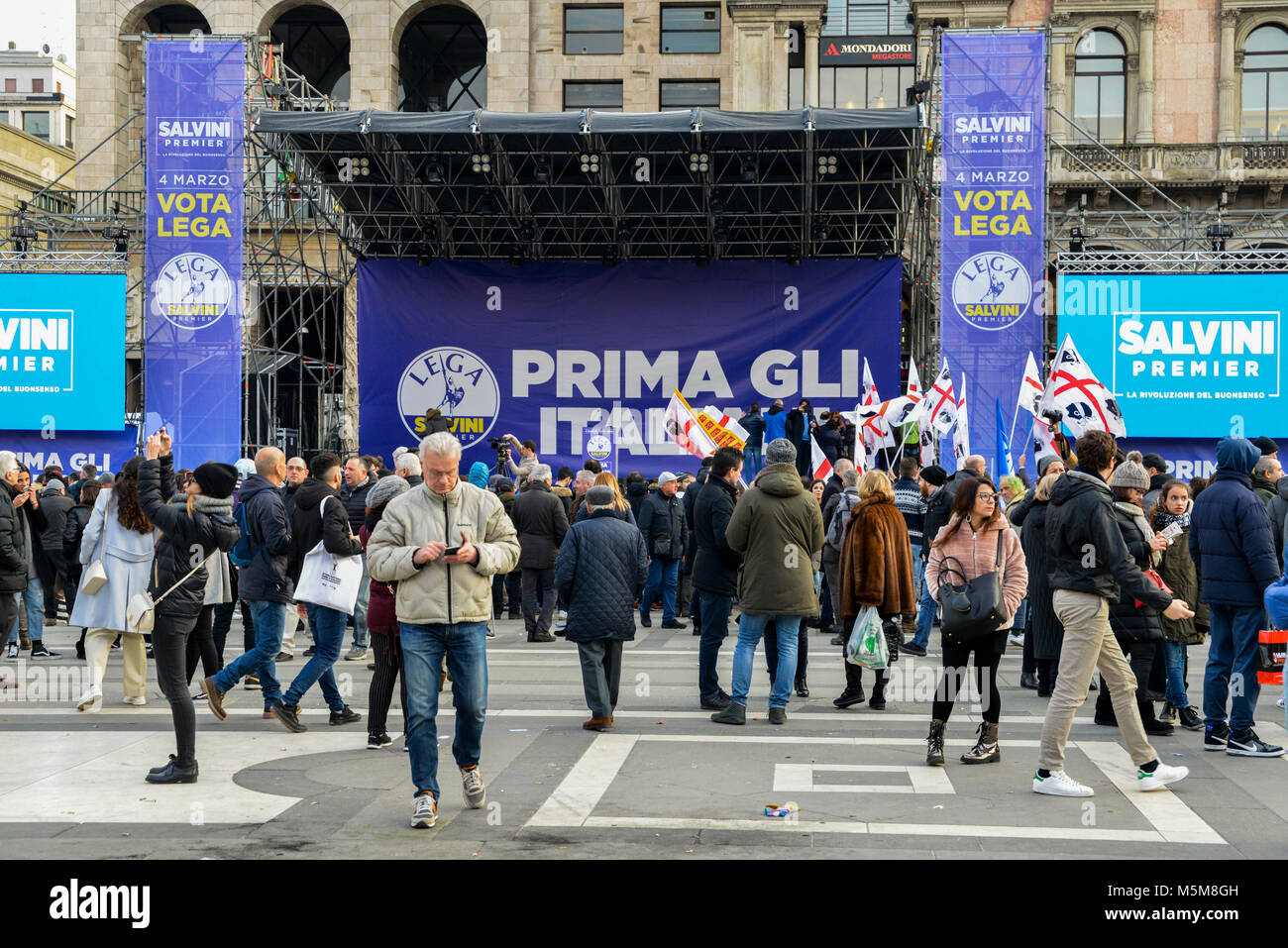 Milano, Italia - Feb 24, 2018: lontano-ala destra partito politico sostenitori, Lega Nord, stadio un rally a Piazza Duomo a Milano dove il partito della leader Matteo Salvini ha parlato davanti a della settimana prossima elezione generale. Il gruppo di estrema destra precedentemente noto come la Lega Nord è parte dell' ex Primo ministro Silvio Berlusconi a destra coalizione, insieme con i fratelli d'Italia. Italia intensificato la sicurezza per le dimostrazioni di massa da lontano a destra e gruppi antifascisti in tutto il paese Foto Stock
