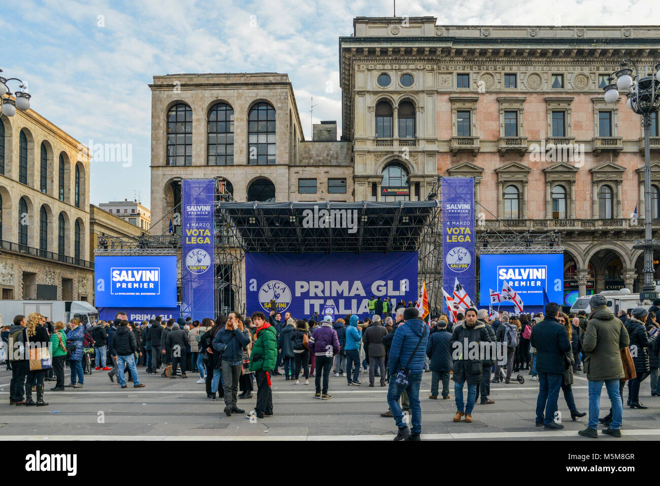 Milano, Italia - Feb 24, 2018: lontano-ala destra partito politico sostenitori, Lega Nord, stadio un rally a Piazza Duomo a Milano dove il partito della leader Matteo Salvini ha parlato davanti a della settimana prossima elezione generale. Il gruppo di estrema destra precedentemente noto come la Lega Nord è parte dell' ex Primo ministro Silvio Berlusconi a destra coalizione, insieme con i fratelli d'Italia. Italia intensificato la sicurezza per le dimostrazioni di massa da lontano a destra e gruppi antifascisti in tutto il paese Foto Stock