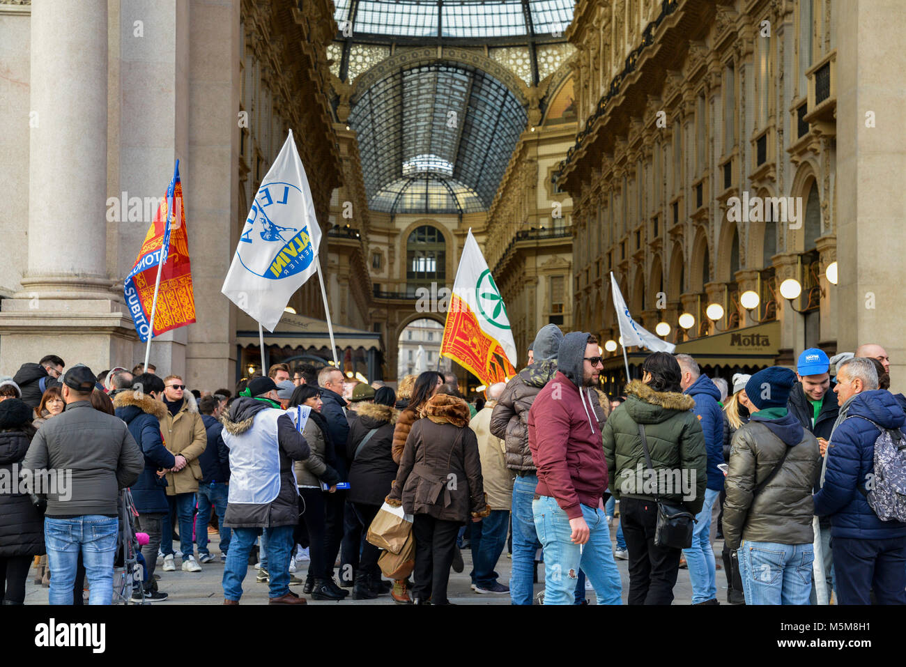 Milano, Italia - Feb 24, 2018: lontano-ala destra partito politico sostenitori, Lega Nord, stadio un rally a Piazza Duomo a Milano dove il partito della leader Matteo Salvini ha parlato davanti a della settimana prossima elezione generale. Il gruppo di estrema destra precedentemente noto come la Lega Nord è parte dell' ex Primo ministro Silvio Berlusconi a destra coalizione, insieme con i fratelli d'Italia. Italia intensificato la sicurezza per le dimostrazioni di massa da lontano a destra e gruppi antifascisti in tutto il paese Foto Stock