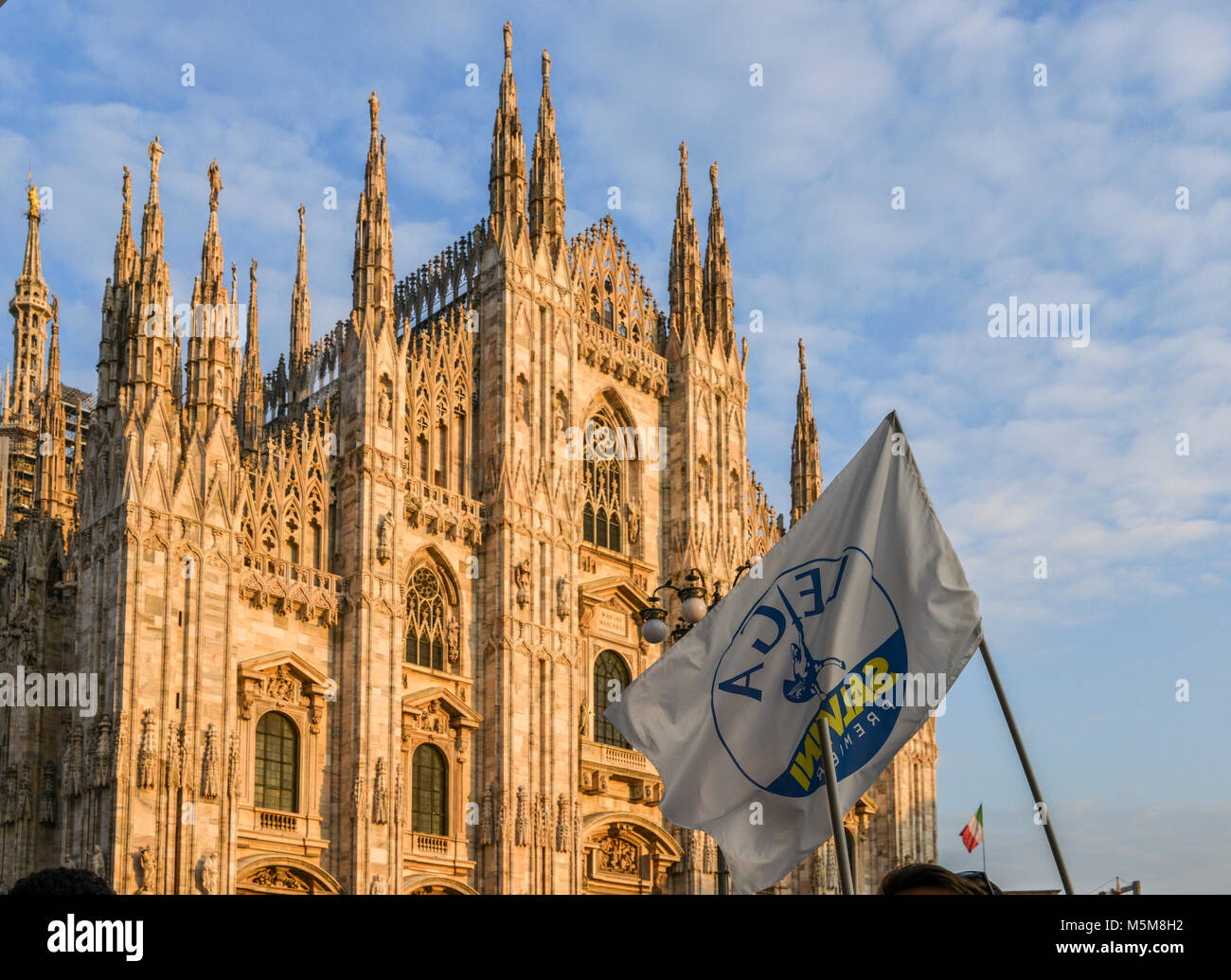 Milano, Italia - Feb 24, 2018: lontano-ala destra partito politico sostenitori, Lega Nord, stadio un rally a Piazza Duomo a Milano dove il partito della leader Matteo Salvini ha parlato davanti a della settimana prossima elezione generale. Il gruppo di estrema destra precedentemente noto come la Lega Nord è parte dell' ex Primo ministro Silvio Berlusconi a destra coalizione, insieme con i fratelli d'Italia. Italia intensificato la sicurezza per le dimostrazioni di massa da lontano a destra e gruppi antifascisti in tutto il paese Foto Stock