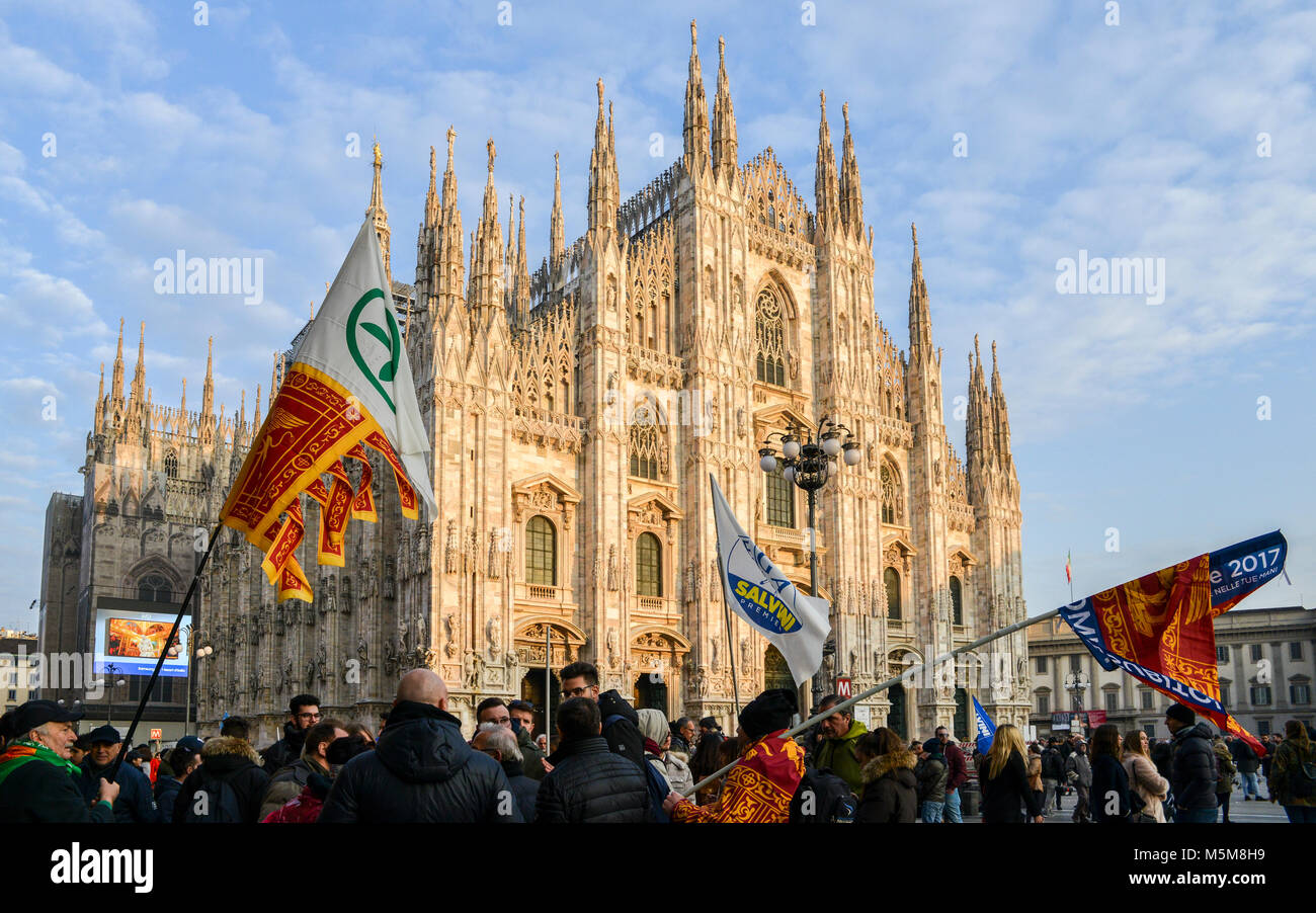 Milano, Italia - Feb 24, 2018: lontano-ala destra partito politico sostenitori, Lega Nord, stadio un rally a Piazza Duomo a Milano dove il partito della leader Matteo Salvini ha parlato davanti a della settimana prossima elezione generale. Il gruppo di estrema destra precedentemente noto come la Lega Nord è parte dell' ex Primo ministro Silvio Berlusconi a destra coalizione, insieme con i fratelli d'Italia. Italia intensificato la sicurezza per le dimostrazioni di massa da lontano a destra e gruppi antifascisti in tutto il paese Foto Stock