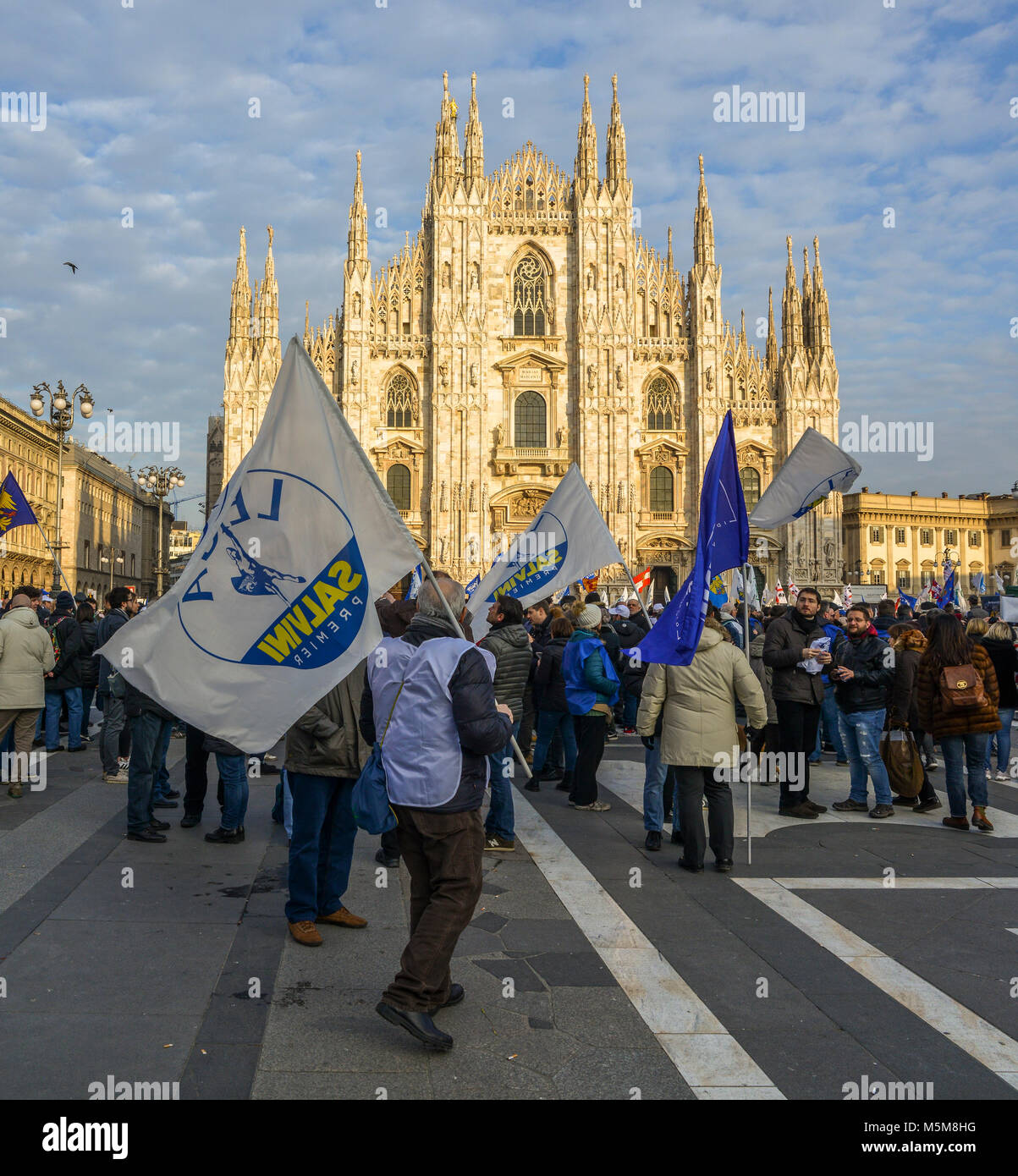Milano, Italia - Feb 24, 2018: lontano-ala destra partito politico sostenitori, Lega Nord, stadio un rally a Piazza Duomo a Milano dove il partito della leader Matteo Salvini ha parlato davanti a della settimana prossima elezione generale. Il gruppo di estrema destra precedentemente noto come la Lega Nord è parte dell' ex Primo ministro Silvio Berlusconi a destra coalizione, insieme con i fratelli d'Italia. Italia intensificato la sicurezza per le dimostrazioni di massa da lontano a destra e gruppi antifascisti in tutto il paese Foto Stock