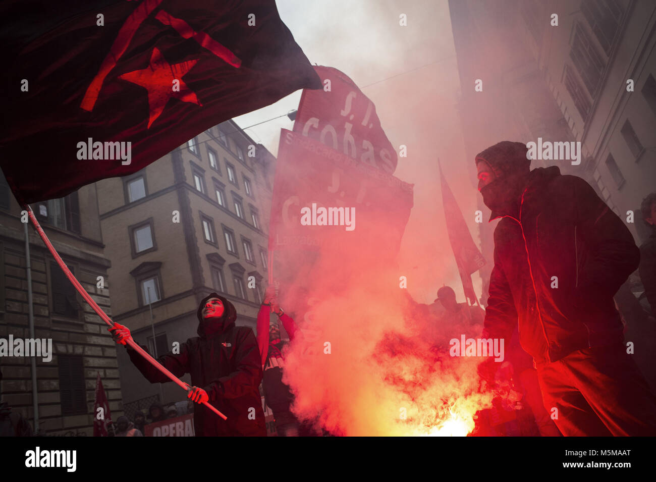 Roma, Italia. Febbraio 24, 2018. Bandiere rosse del S.I. Cobas e di altoparlanti che si diffondono le canzoni di lotta dei lavoratori. Piazza dell'Esquilino di Roma è il punto di ritrovo della manifestazione contro i lavori atto, da qui il più attento processione dalla forze di polizia avviata perché temeva di infiltrazioni di gruppi violenti diretto al Anpi e Cgil e Pd. Alla fine non è stato così, non ci sono stati scontri, anche se la carta le bombe sono state lanciate per i Fori Imperiali. Credito: Danilo Balducci/ZUMA filo/Alamy Live News Foto Stock