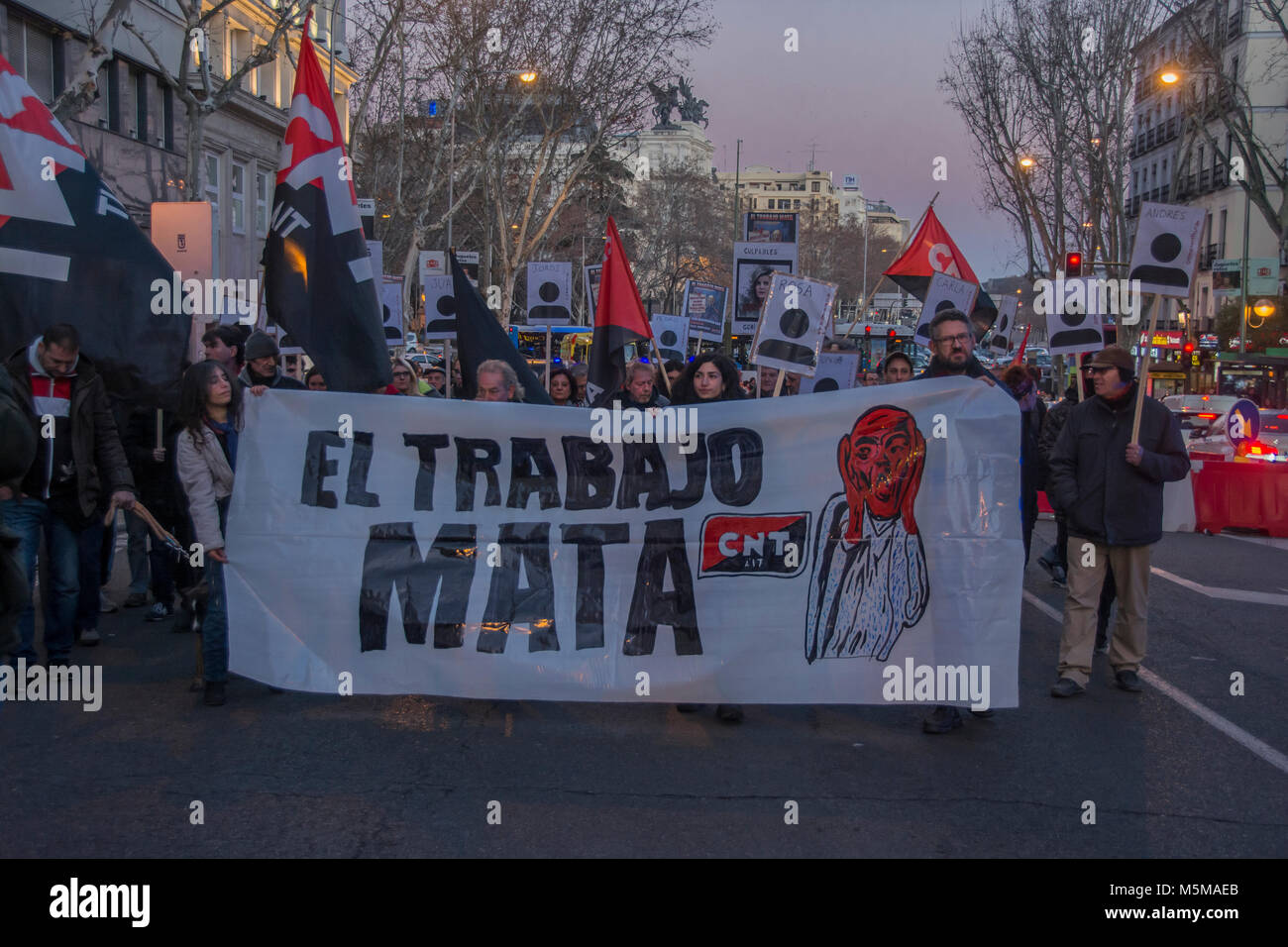 Madrid, Spagna. Il 24 febbraio 2018. Unione nazionale del lavoro dei lavoratori, dimostra contro de governo in favore dei diritti dei lavoratori, circa 600 centinaia di lavoratori nel 2017 a morire in cattive condizioni di credito di lavoro: Alberto Ramírez Sibaja/Alamy Live News Foto Stock