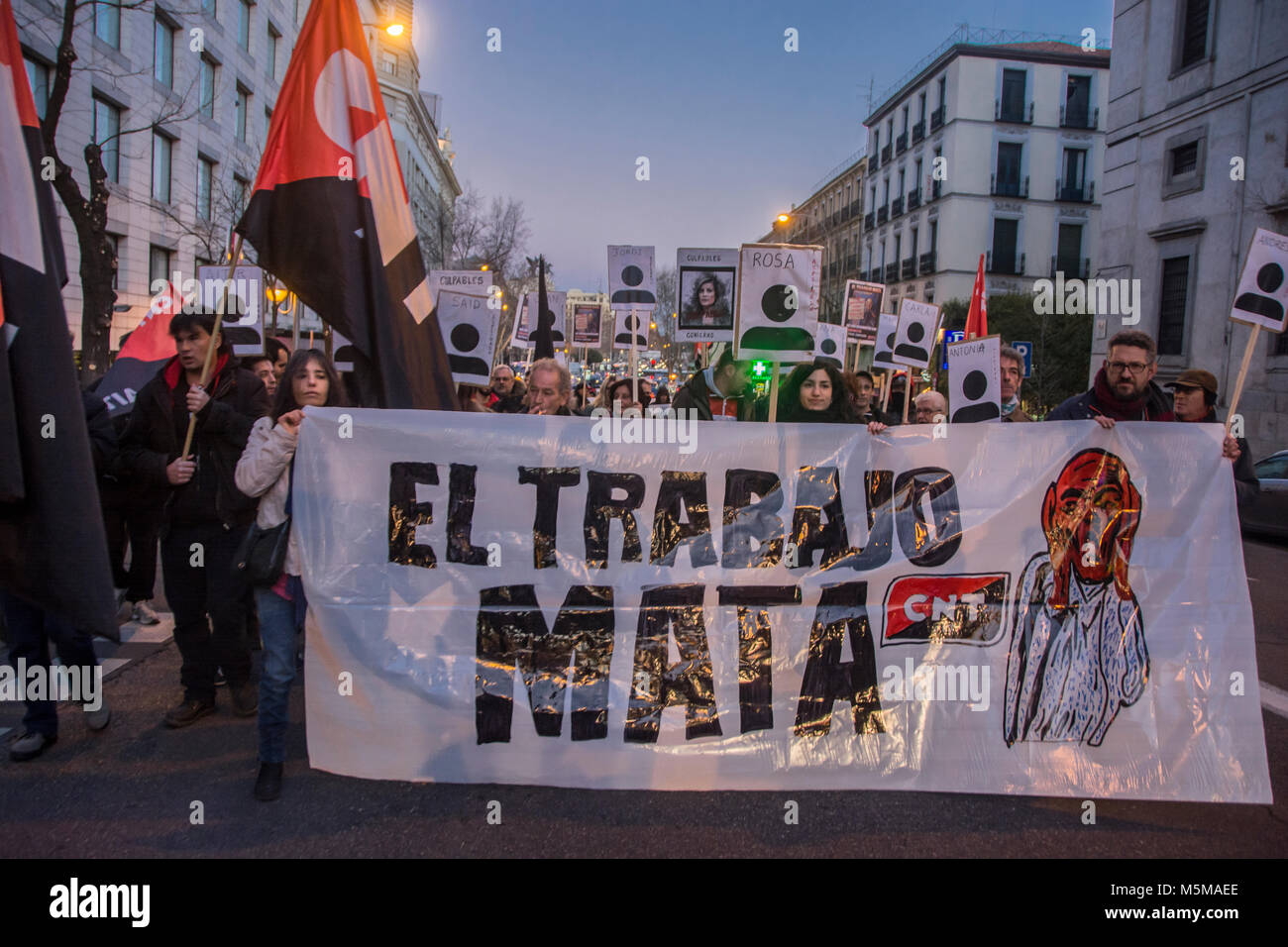 Madrid, Spagna. Il 24 febbraio 2018. Unione nazionale del lavoro dei lavoratori, dimostra contro de governo in favore dei diritti dei lavoratori, circa 600 centinaia di lavoratori nel 2017 a morire in cattive condizioni di credito di lavoro: Alberto Ramírez Sibaja/Alamy Live News Foto Stock