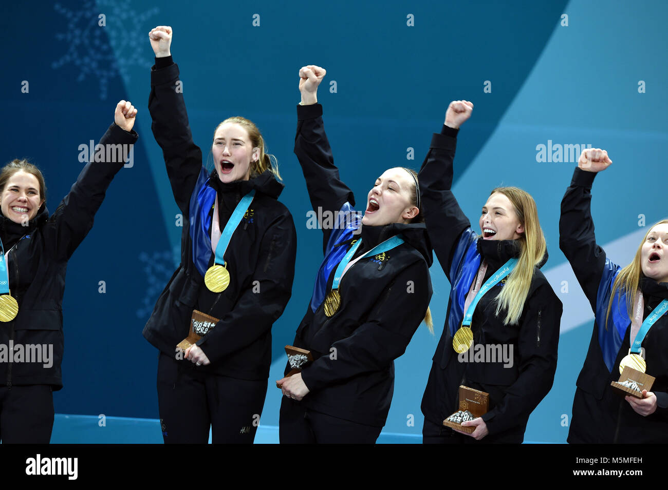 Pyeongchang, Corea del Sud. Il 25 febbraio, 2018. Medaglia d'oro team Svezia celebrare durante la premiazione femminile del curling al 2018 PyeongChang Giochi Olimpici Invernali a Gangneung Centro di Curling, Gangnueng, Corea del Sud, Feb 25, 2018. Credito: Ma Ping/Xinhua/Alamy Live News Foto Stock