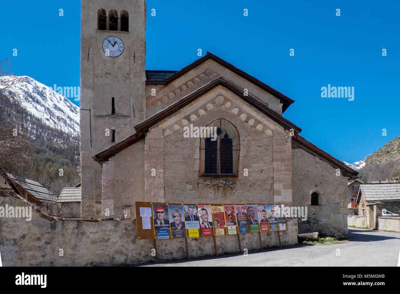 Francese manifesti elettorali in Nevache, Briancon, Hautes-Alpes, Provence-Alpes-Côte d'Azur, in Francia Foto Stock