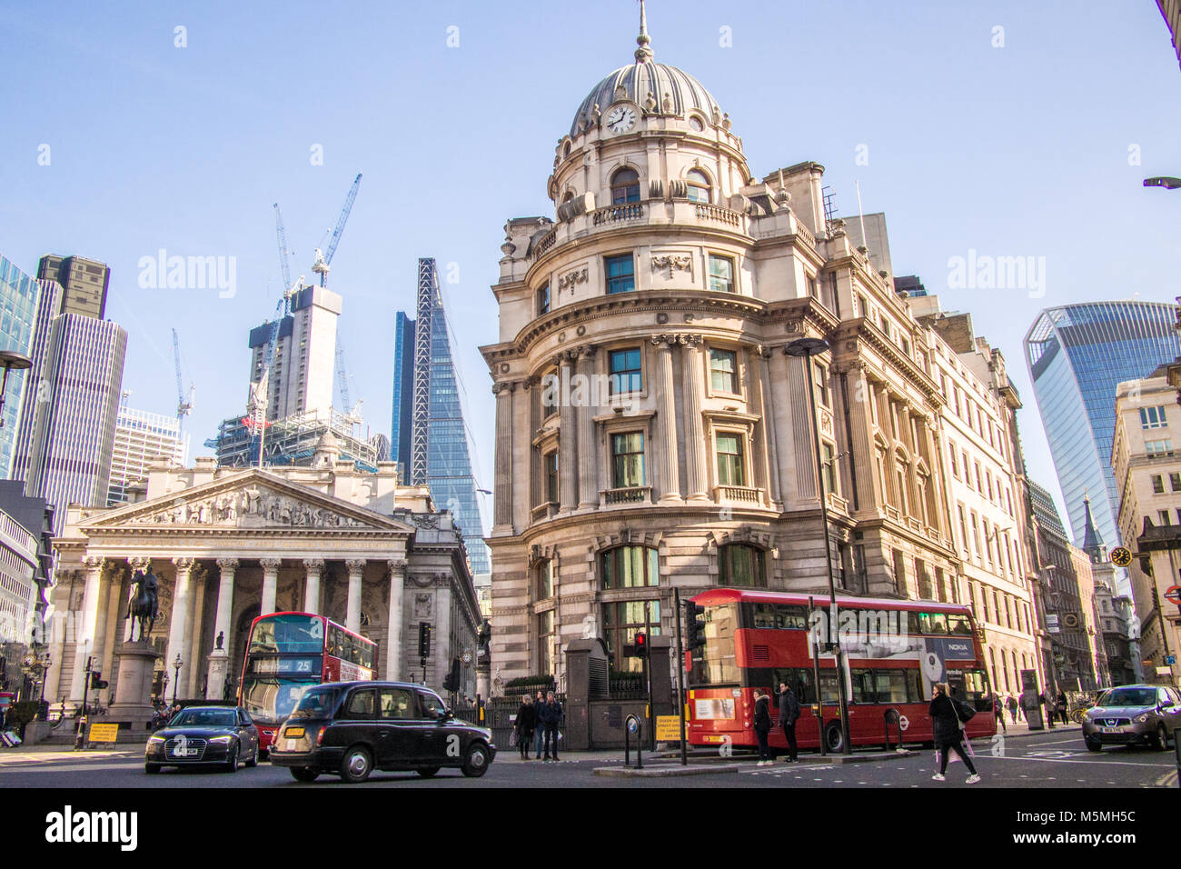 Royal Exchange (sinistra) centro commerciale con il famoso sky raschiatori del " Grattuggia formaggio' (metà sinistra) e "walkie-talkie" (estrema destra). Londra. Foto Stock