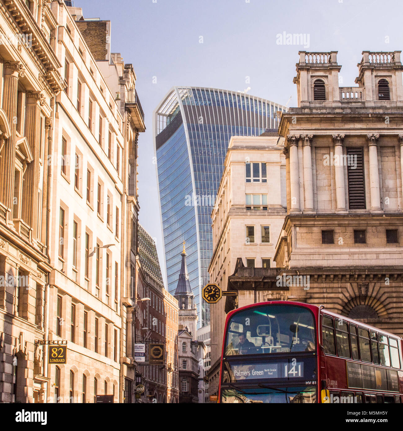 Guardando verso il 'Walkie talkie' Sky il raschiatore di alloggiamento del 'Sky-giardino". Londra. Foto Stock