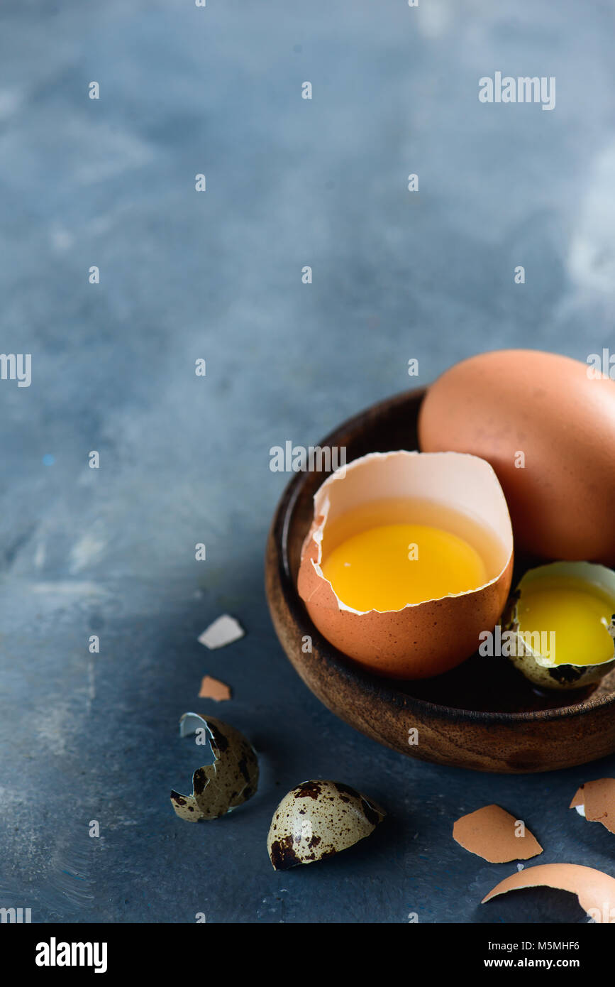 Tuorlo d'uovo in un guscio d'uovo close-up. Materie di cottura Ingredienti sfondo con copia spazio. Moderno concetto di Pasqua marrone con uova di gallina. Foto Stock