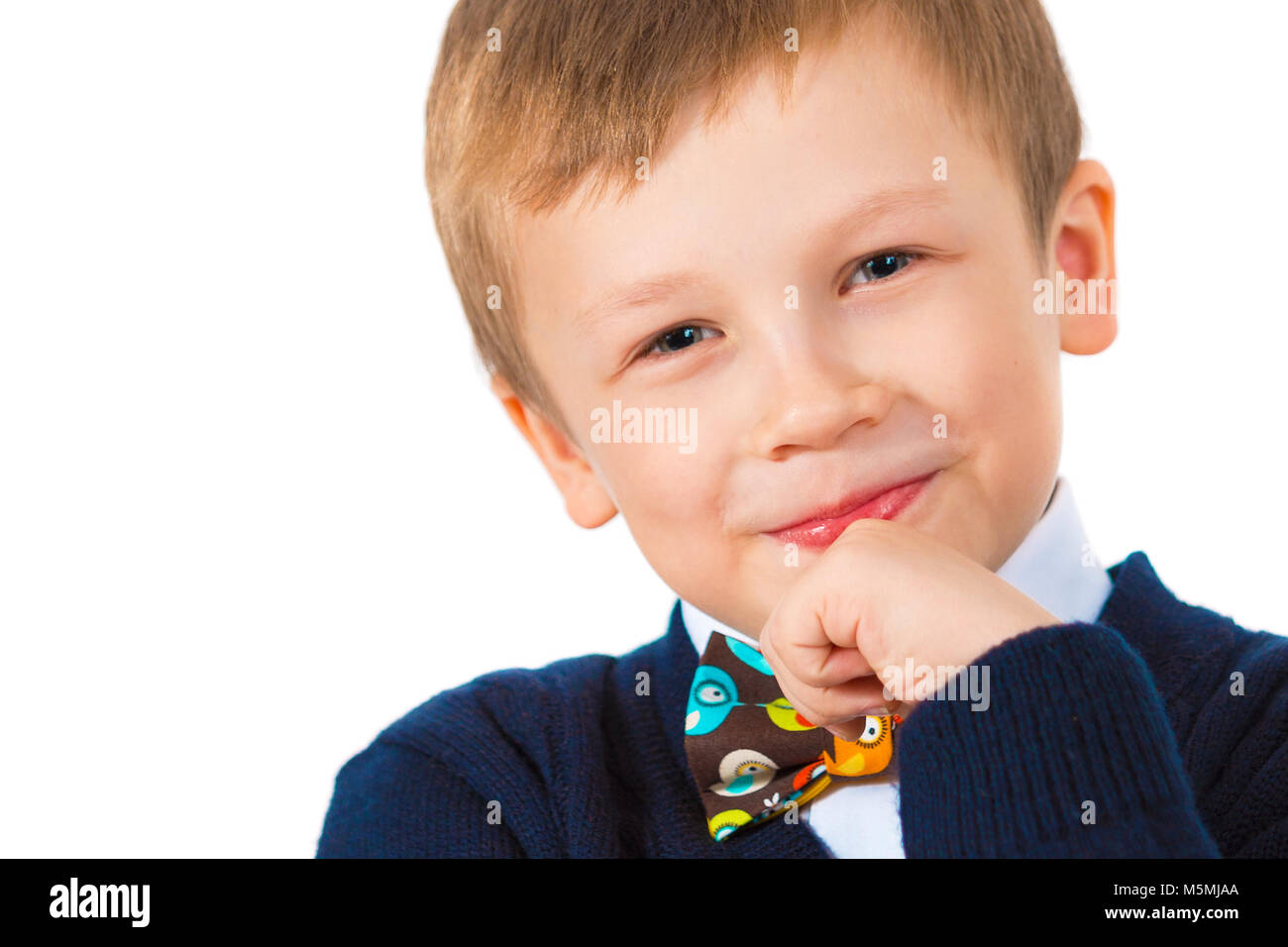 Ritratto di un bel bambino. Happy little boy su sfondo bianco Foto Stock