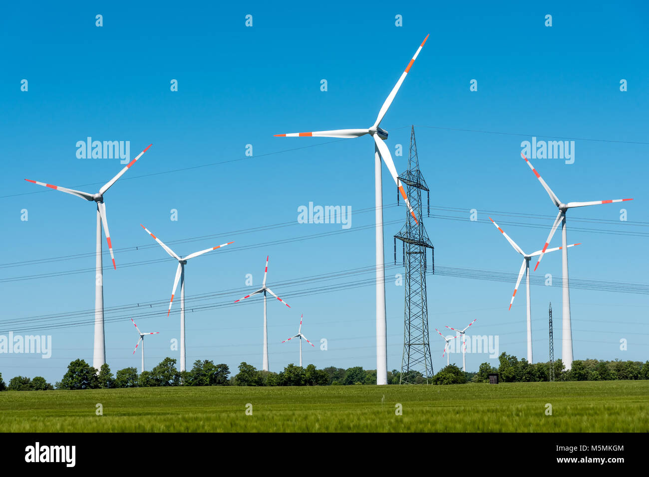 Le linee di alimentazione e le turbine eoliche visto in Germania rurale Foto Stock
