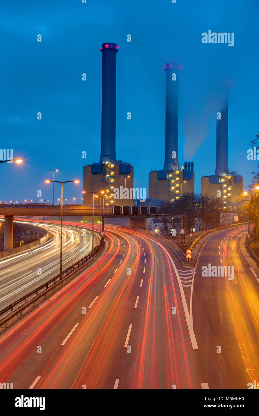 Impianto di cogenerazione e l'autostrada di notte visto a Berlino, Germania Foto Stock