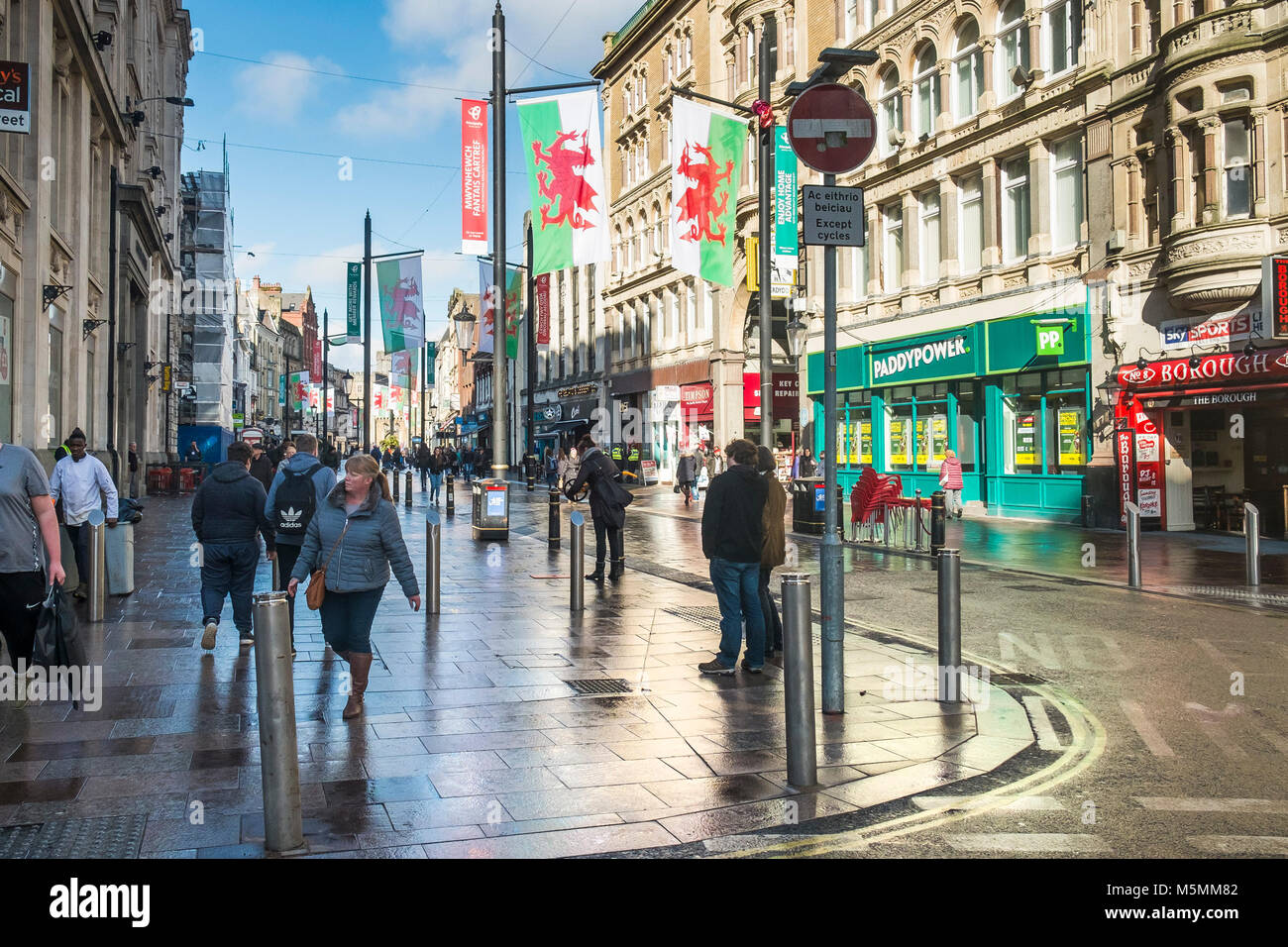 Una scena di strada nel centro di Cardiff. Foto Stock