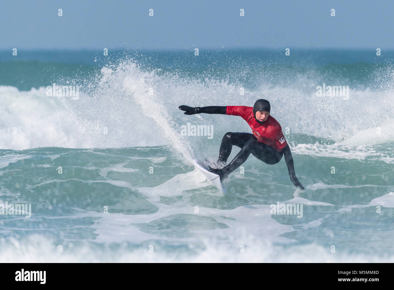 Un surfista a cavallo di un onda al Fistral in Newquay, Cornwall. Foto Stock
