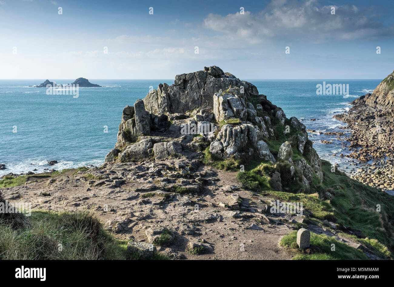 Un affioramento di granito su un promontorio che si affaccia su Porth Nanven in Cornovaglia. Foto Stock