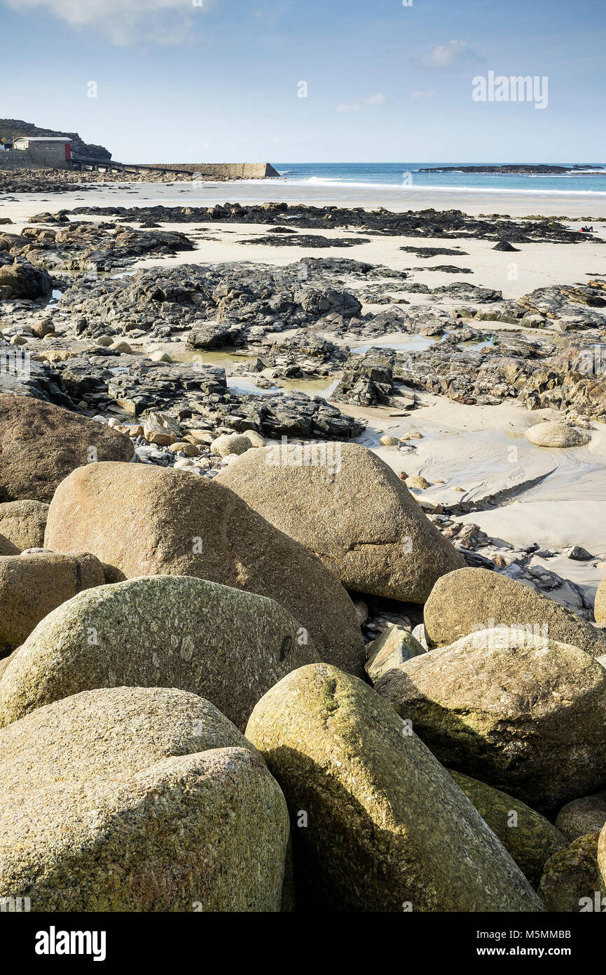 Bassa marea a Sennen Cove Beach in Cornovaglia. Foto Stock