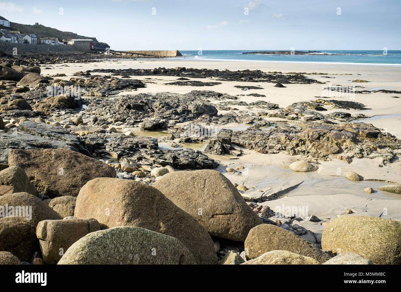 La Bassa marea a Sennen deserte spiagge della Cornovaglia. Foto Stock