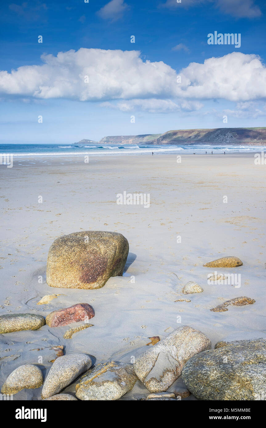 Bassa marea a Sennen Cove Beach in Cornovaglia. Foto Stock