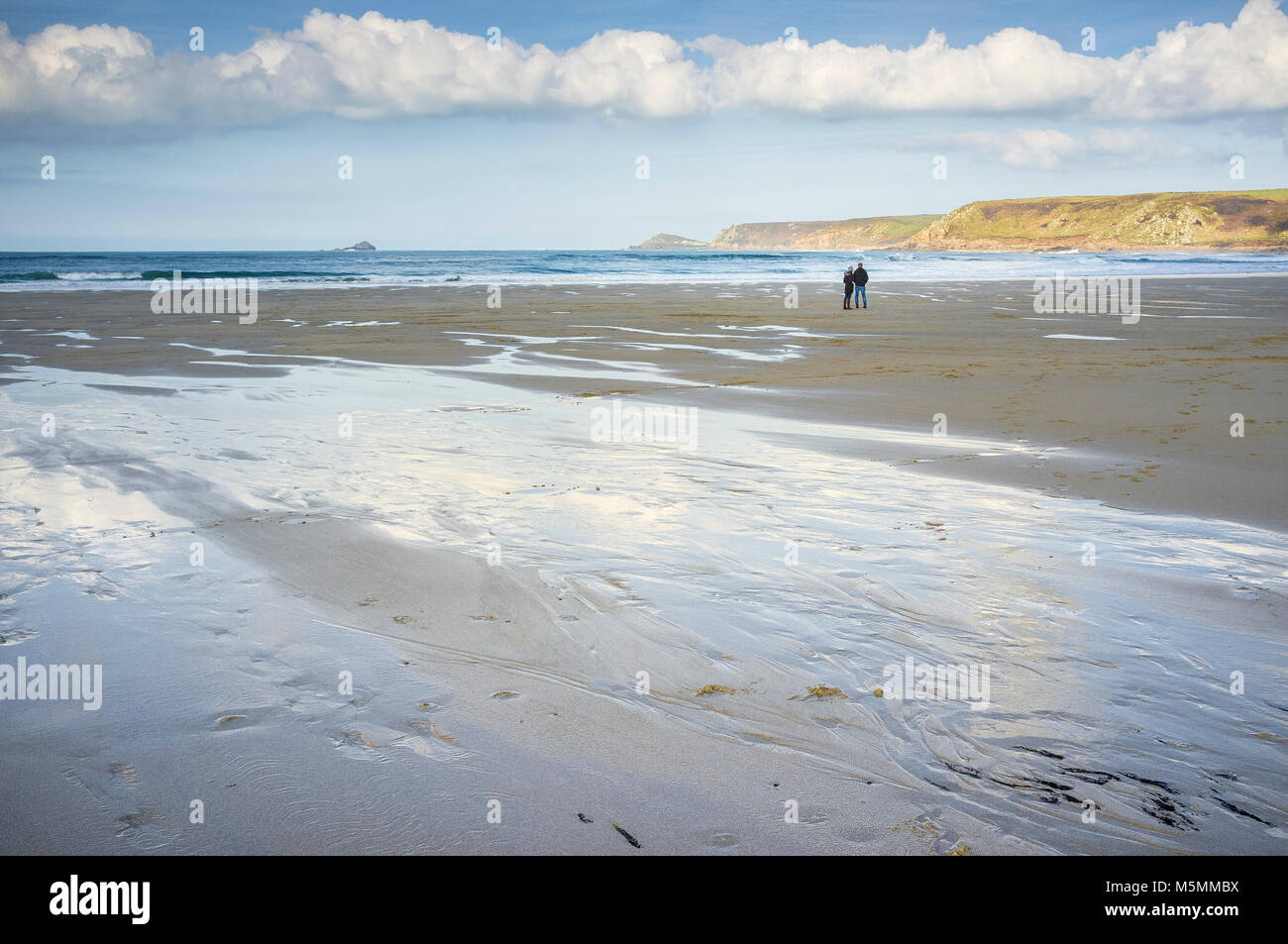 Bassa marea a Sennen Cove in Cornovaglia. Foto Stock