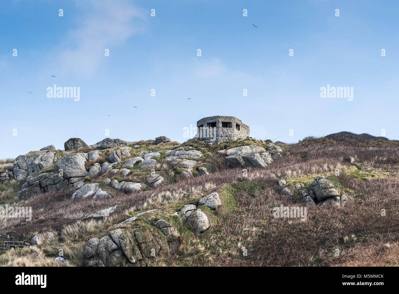 I resti di una seconda guerra mondiale tipo FW3/24 calcestruzzo bunker scatola di pillole che si affaccia Sennen Cove in Cornovaglia. Foto Stock