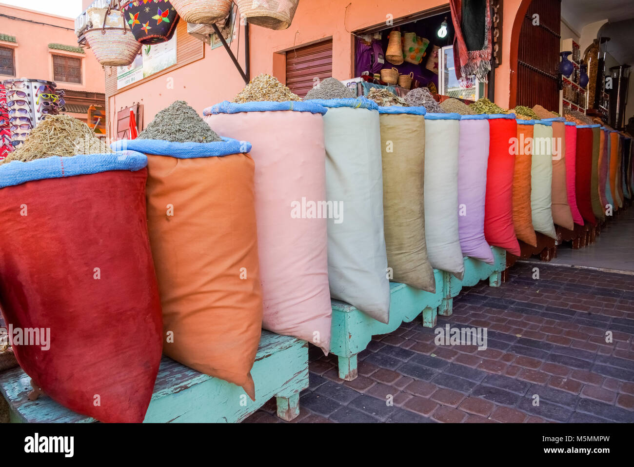 Display a colori di prodotti da fiori e piante, Marrakech, Marocco. Foto Stock