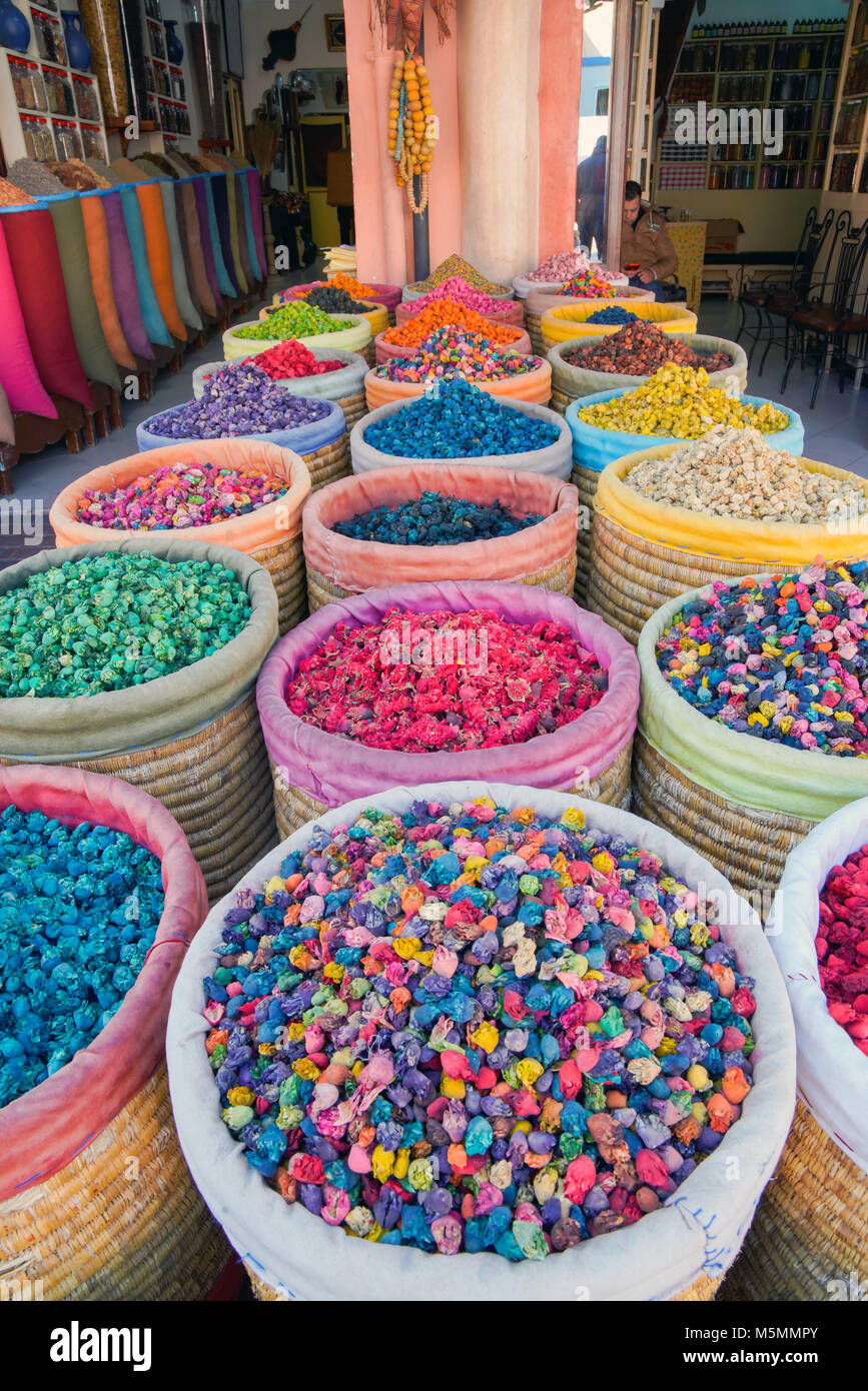 Display a colori di prodotti da fiori e piante, Marrakech, Marocco. Foto Stock