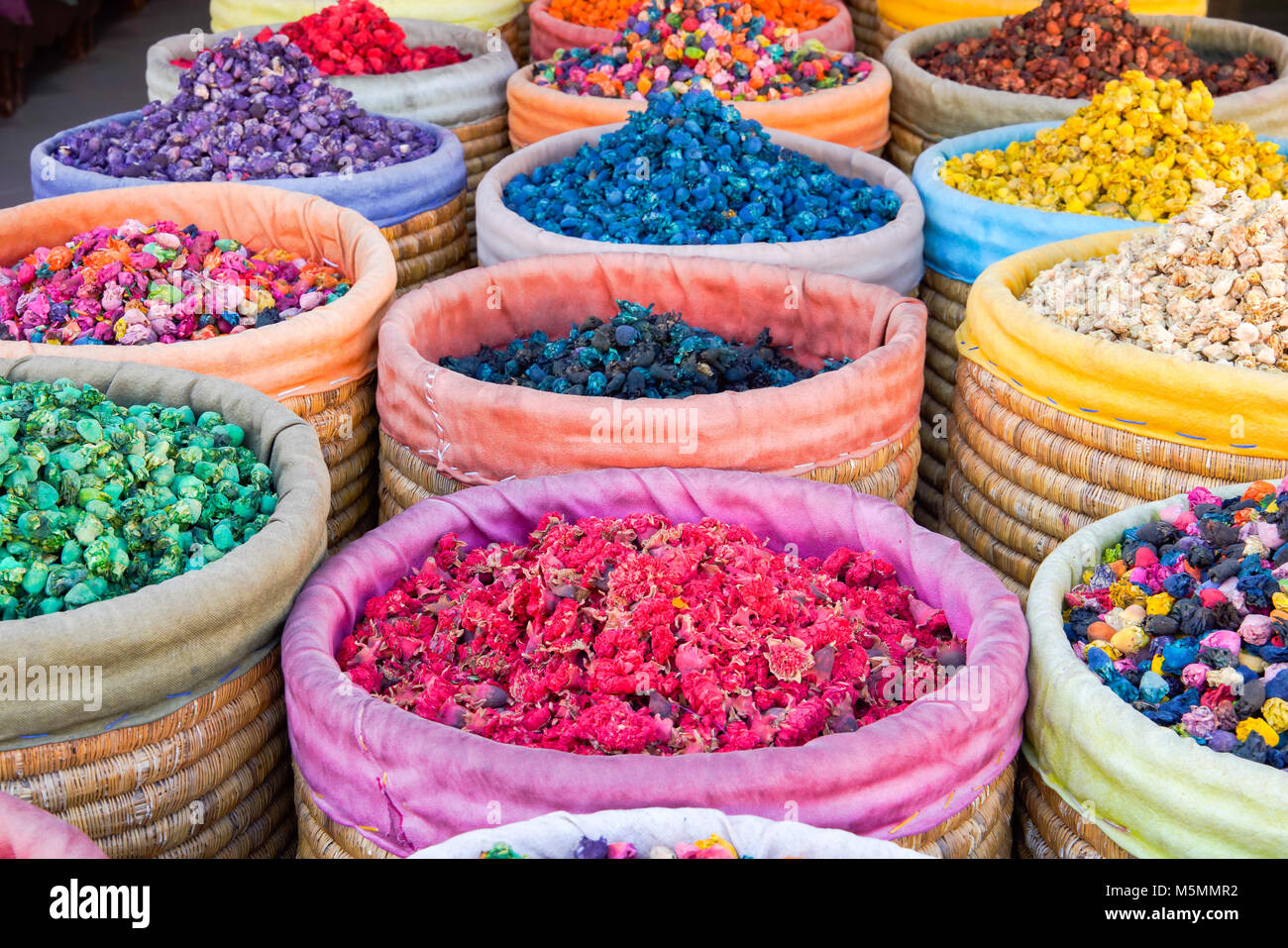 Display a colori di prodotti da fiori e piante, Marrakech, Marocco. Foto Stock