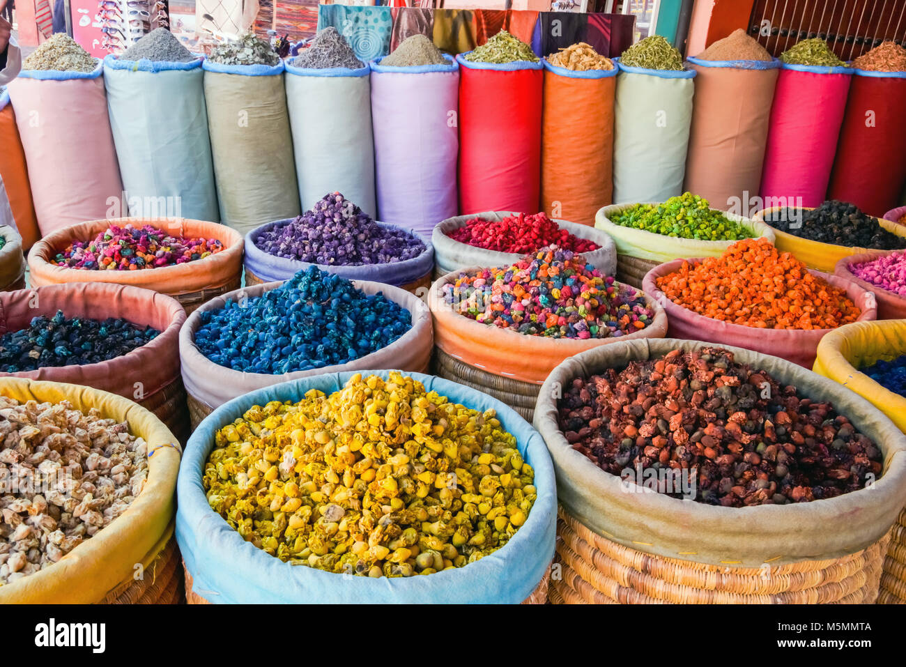 Display a colori di prodotti da fiori e piante, Marrakech, Marocco. Foto Stock