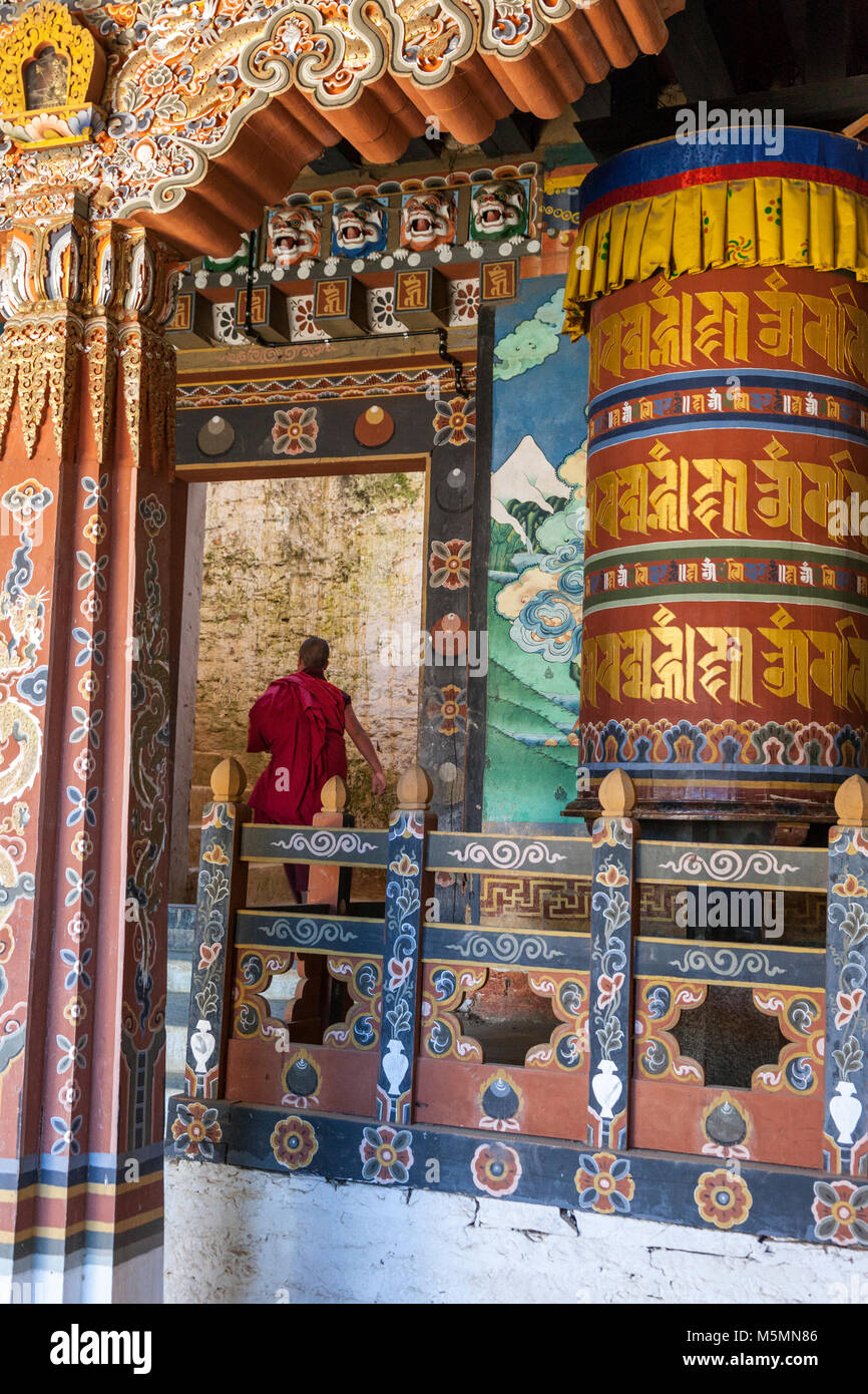 Trongsa, Bhutan. La preghiera buddista a fianco della ruota di ingresso ad un cortile interno in Trongsa Dzong (Monastery-Fortress). Foto Stock