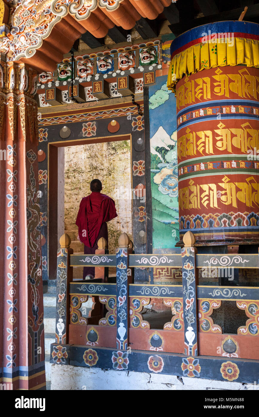 Trongsa, Bhutan. La preghiera buddista a fianco della ruota di ingresso ad un cortile interno in Trongsa Dzong (Monastery-Fortress). Foto Stock