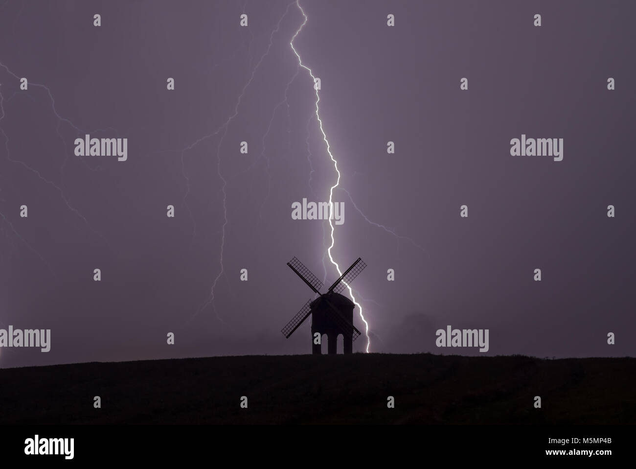 Chesterton Windmill Warwickshire durante un temporale. Foto Stock