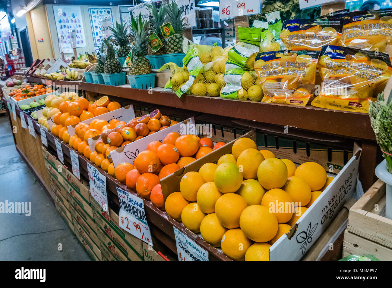 Negozio di alimentari sul mercato gli agricoltori vendono frutta fresca Foto Stock