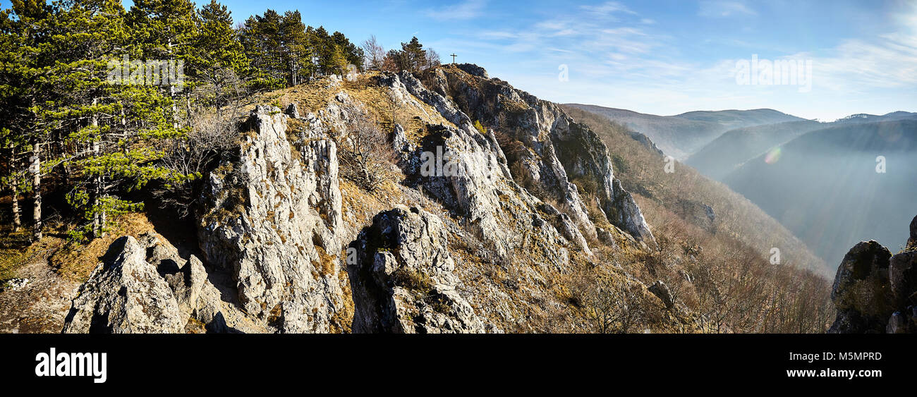 Plavecký Mikuláš, Slovacchia. 25 dicembre, 2017. Rupe calcarea Kršlenica con i suoi dintorni è ben noto nella riserva naturale del Malé Karpaty, Plavecký Foto Stock