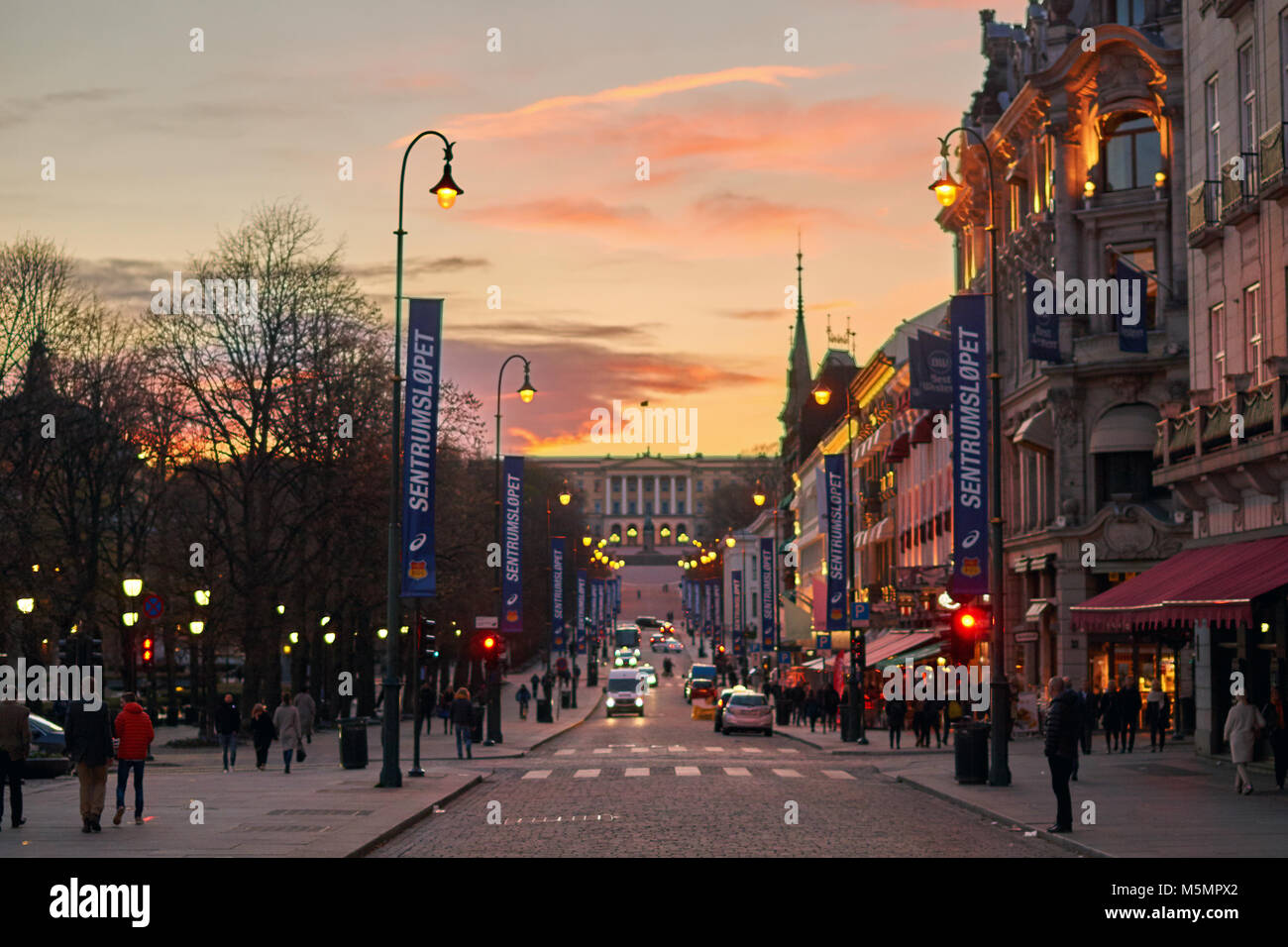 Oslo, Norvegia: 25 Aprile 2017 - vista al tramonto di Karl Johans gate street nel centro città di Oslo con Palazzo Reale sulla collina. Foto Stock