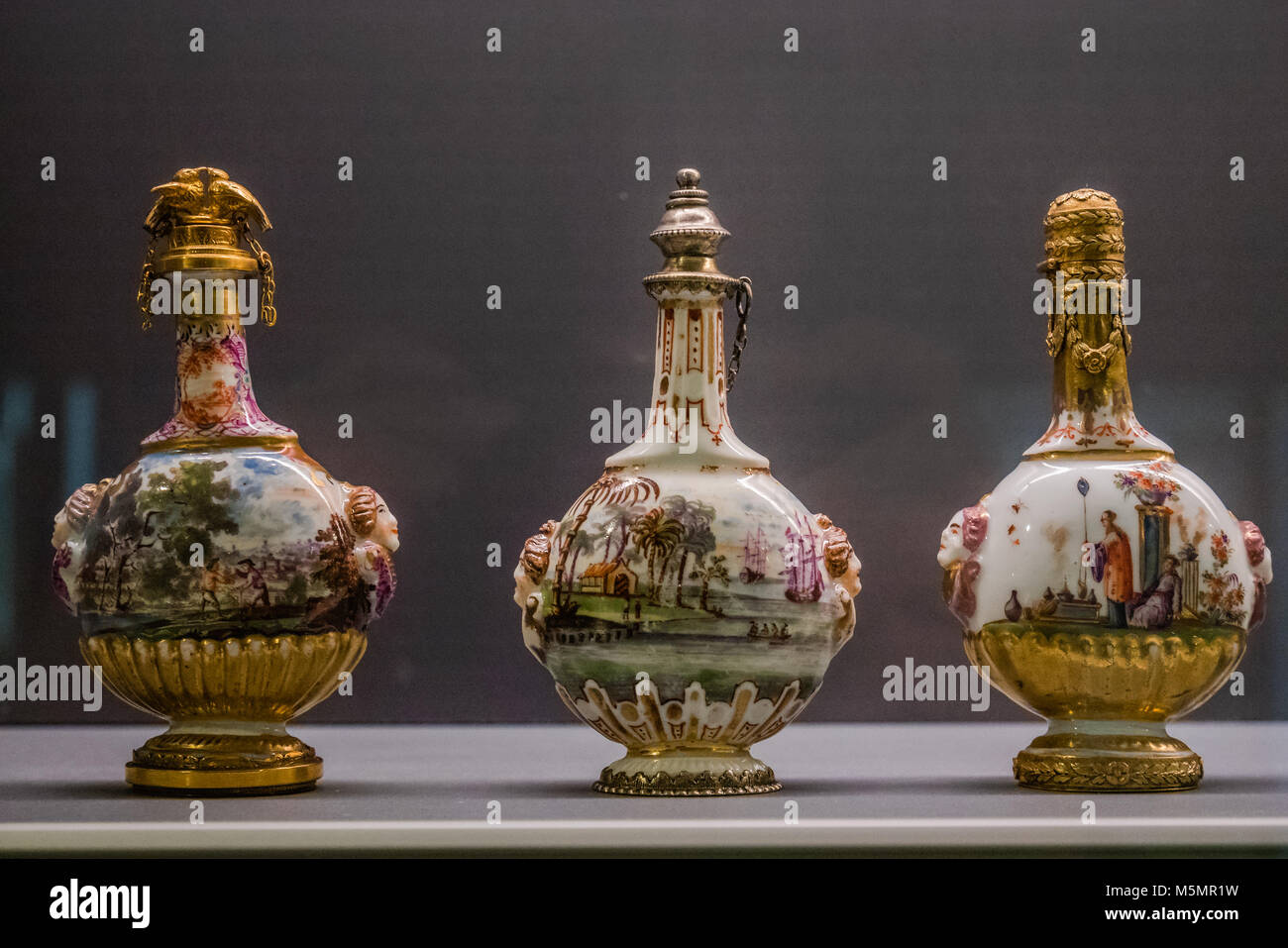 Xviii secolo ceramica bottiglie di profumo di lusso sono il simbolo della moda Foto Stock