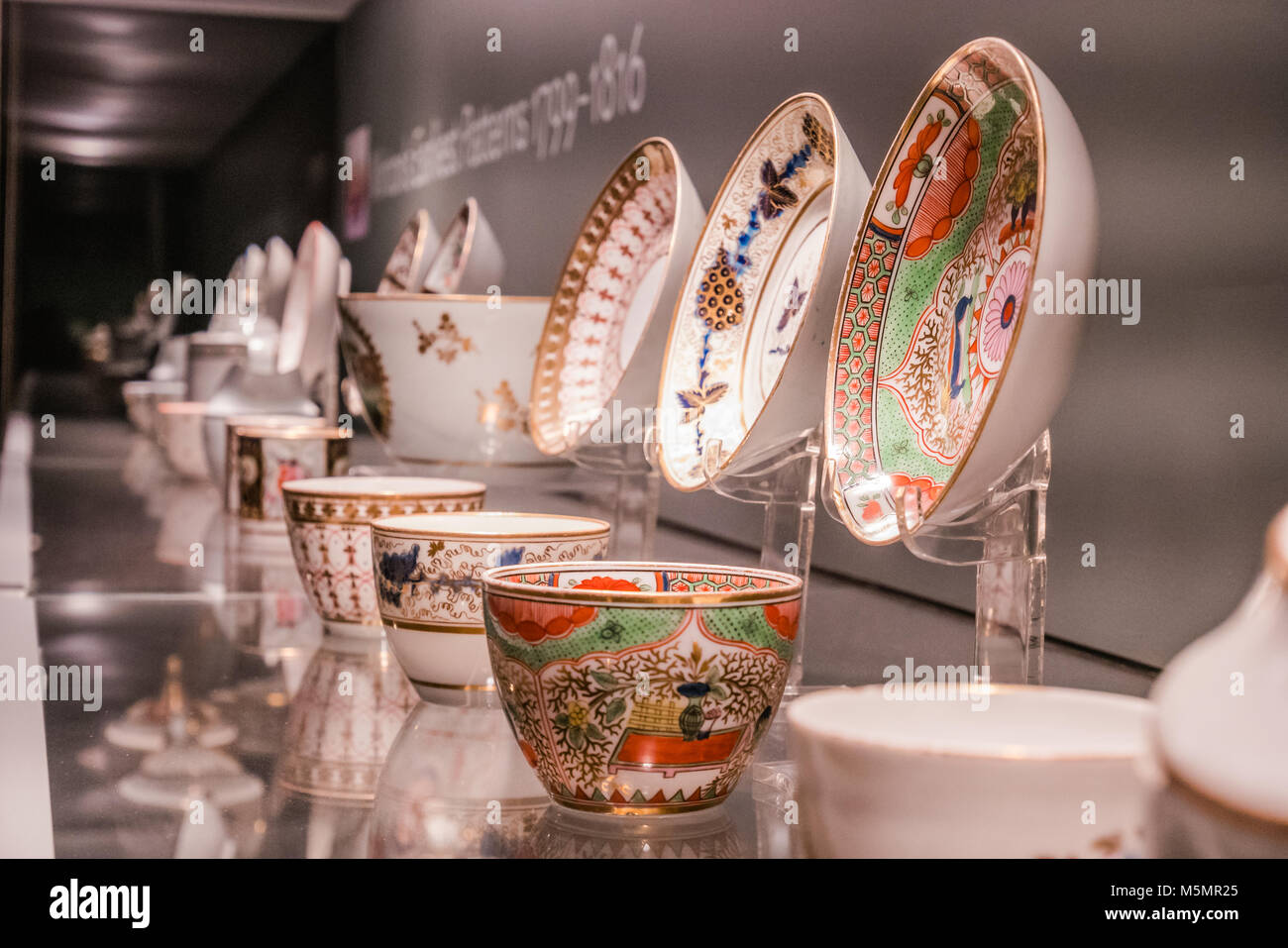 Made in England 1800 ceramica ceramica piattino e tazza da tè Foto Stock