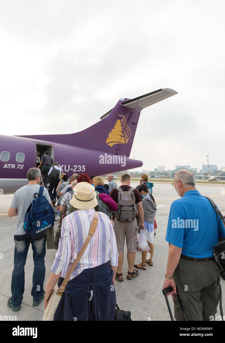 I passeggeri di salire a bordo della Cambogia Angkor aereo, Ho Chi Minh, aeroporto Vietnam Asia Foto Stock