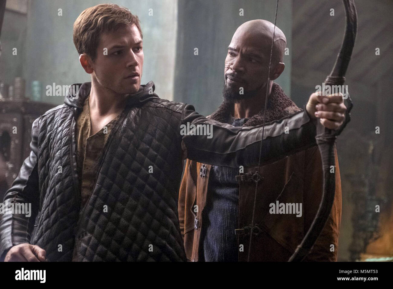 Robin Hood è un imminente American azione-avventura film diretto da Otto Bathurst e scritto da Joby Harold, Peter Craig e David James Kelly basato sul racconto di Robin Hood. Il film stelle Taron Egerton, Jamie Foxx, Eve Hewson, Jamie Dornan, Ben Mendelsohn, e Paul Anderson. Questa fotografia è per il solo uso editoriale ed è il copyright del film company e/o il fotografo assegnato dal film o società di produzione e può essere riprodotto solo da pubblicazioni in congiunzione con la promozione del film di cui sopra. Un credito per il film company è richiesto. Il Fotografo sh Foto Stock